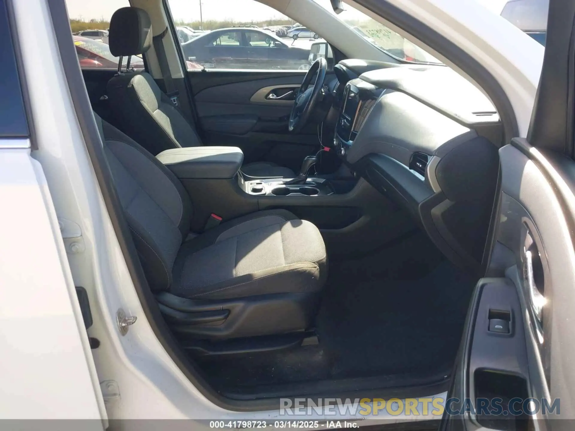 5 Photograph of a damaged car 1GNERGKW2LJ152910 CHEVROLET TRAVERSE 2020