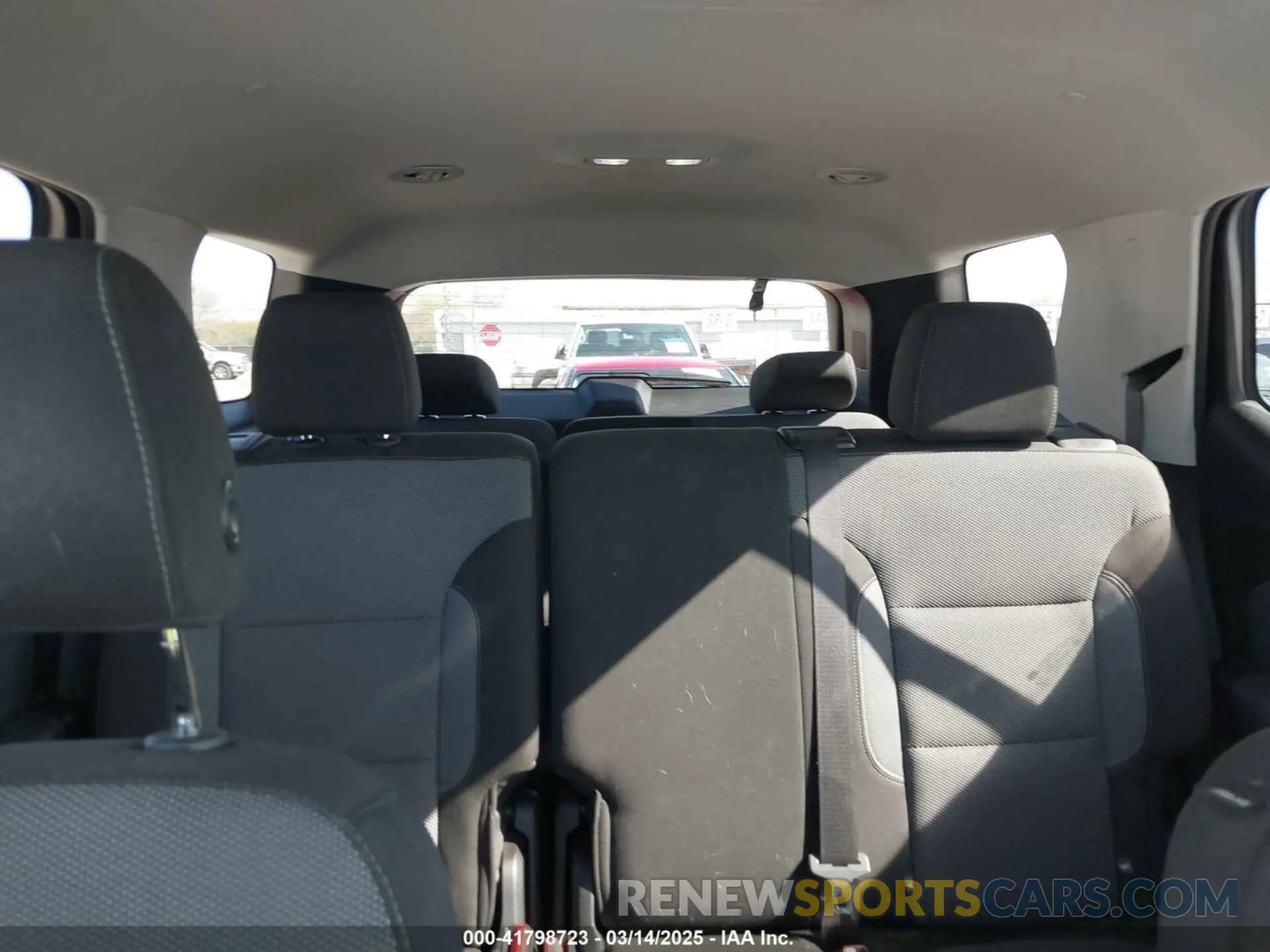 8 Photograph of a damaged car 1GNERGKW2LJ152910 CHEVROLET TRAVERSE 2020