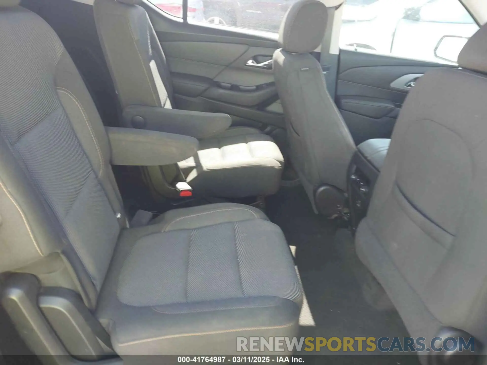 8 Photograph of a damaged car 1GNERGKW2LJ210773 CHEVROLET TRAVERSE 2020