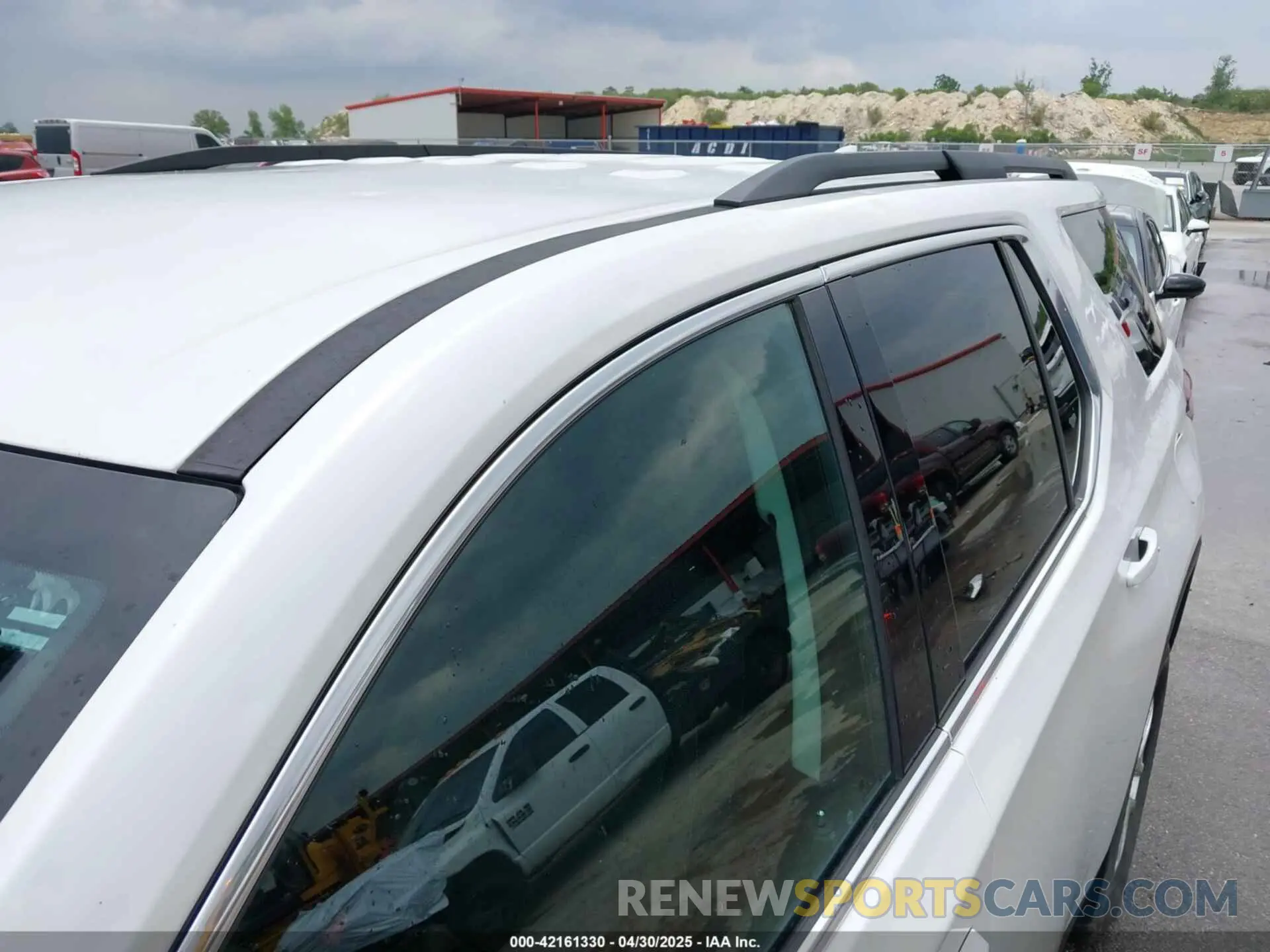 18 Photograph of a damaged car 1GNERGKW3LJ127398 CHEVROLET TRAVERSE 2020