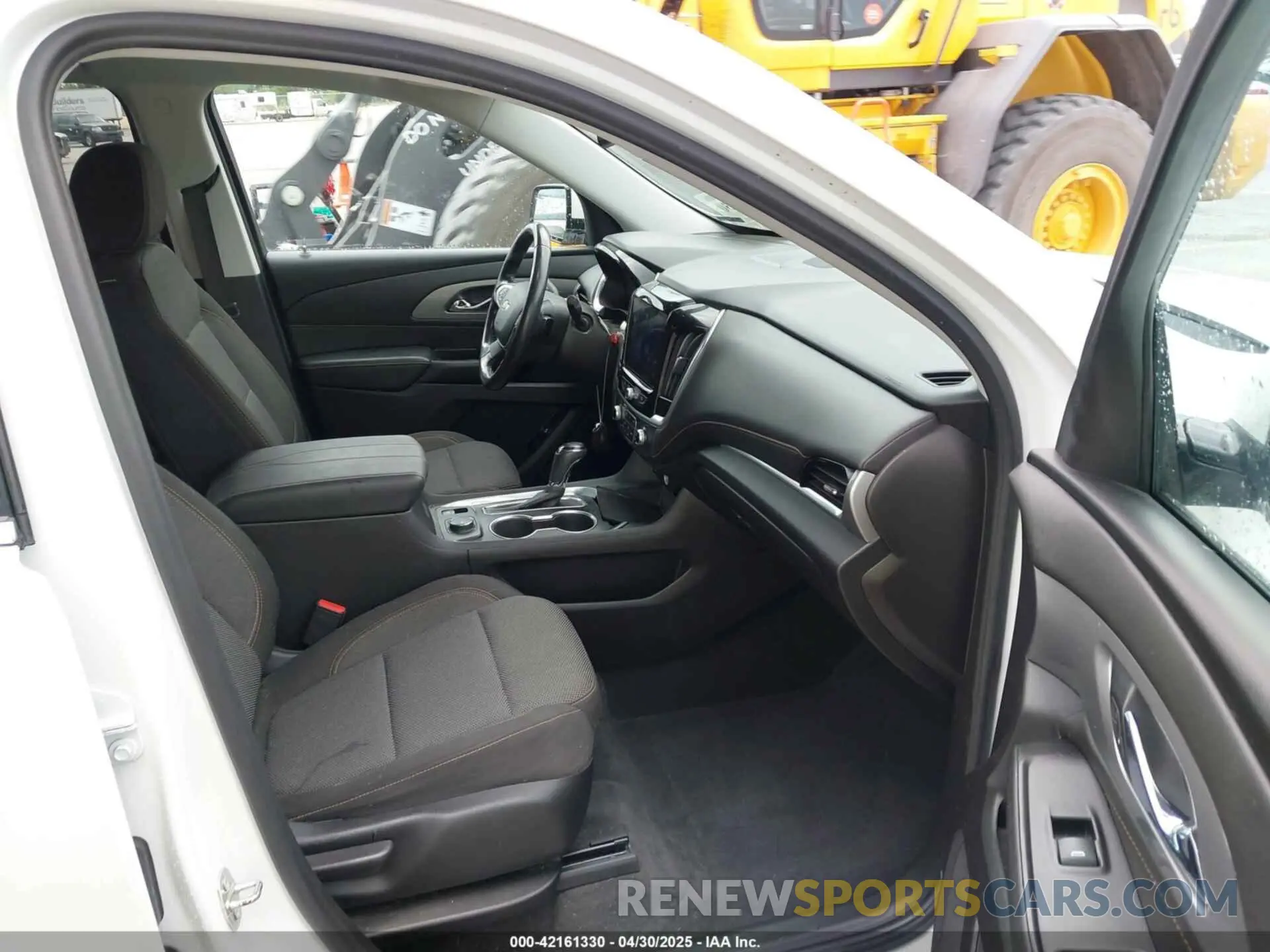 5 Photograph of a damaged car 1GNERGKW3LJ127398 CHEVROLET TRAVERSE 2020