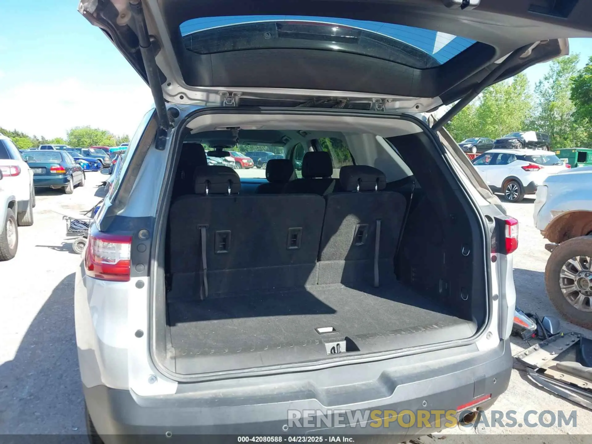 17 Photograph of a damaged car 1GNERGKW3LJ177069 CHEVROLET TRAVERSE 2020