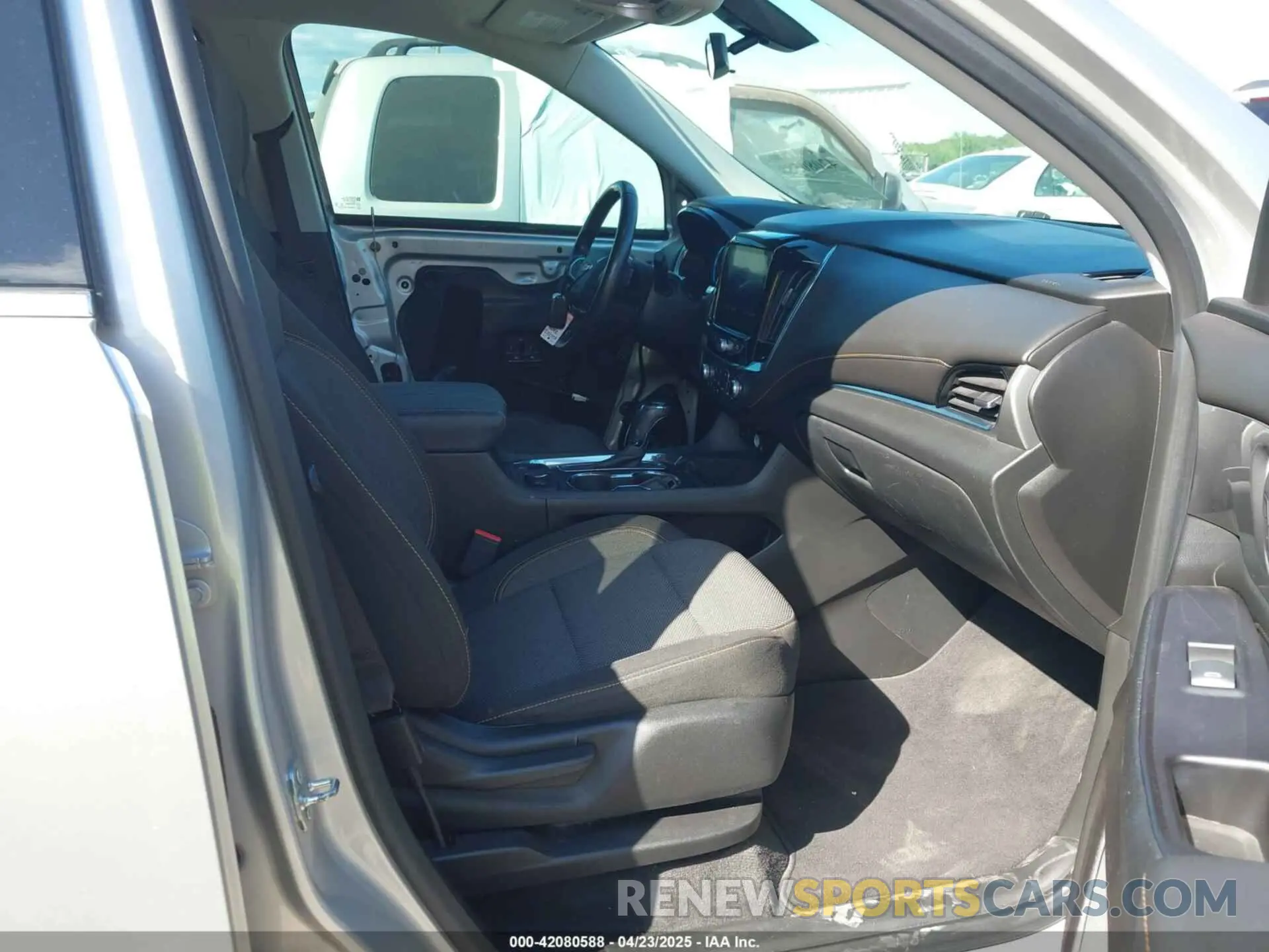 5 Photograph of a damaged car 1GNERGKW3LJ177069 CHEVROLET TRAVERSE 2020