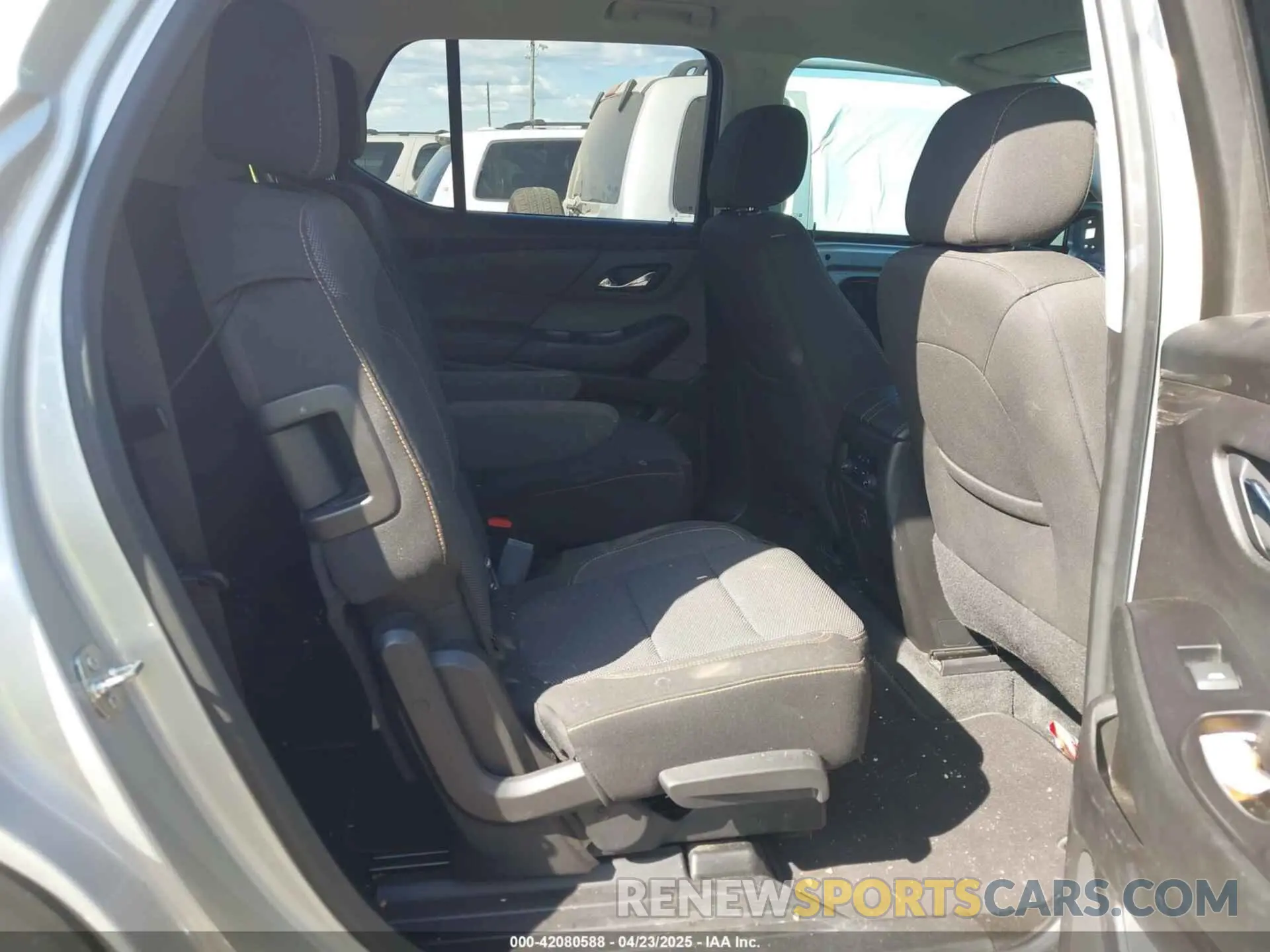 8 Photograph of a damaged car 1GNERGKW3LJ177069 CHEVROLET TRAVERSE 2020
