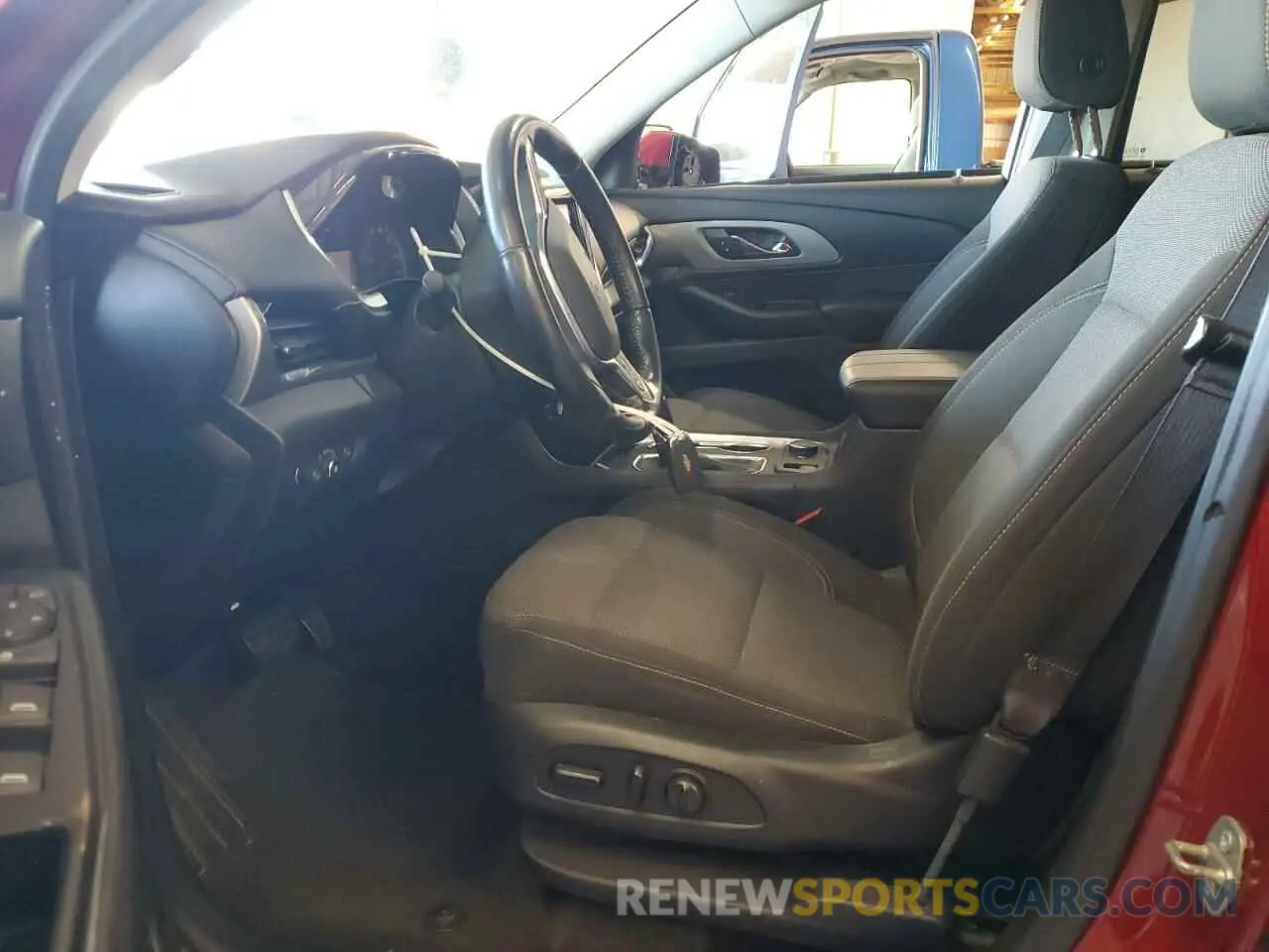 7 Photograph of a damaged car 1GNERGKW3LJ243667 CHEVROLET TRAVERSE 2020
