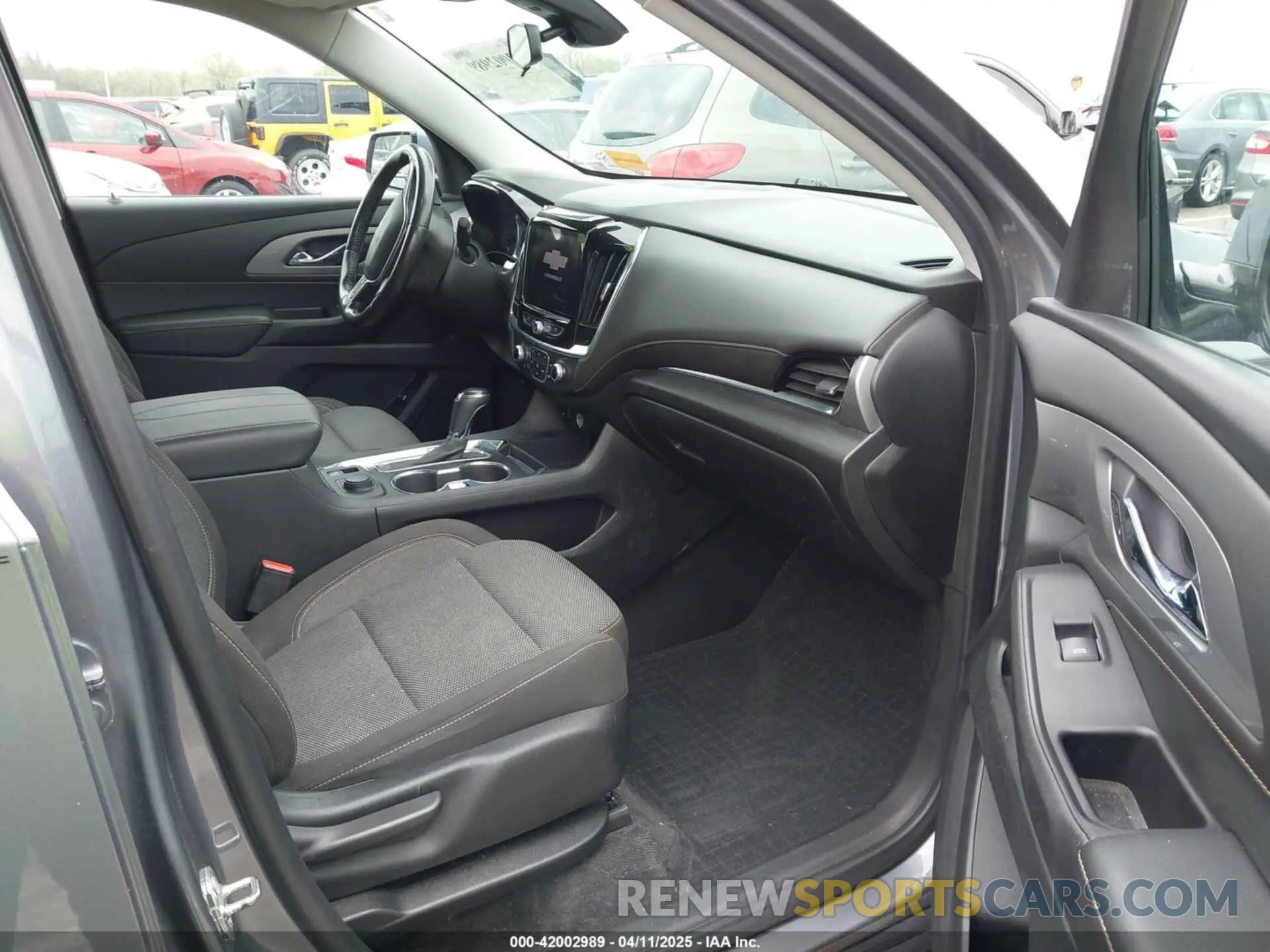 5 Photograph of a damaged car 1GNERGKW3LJ249792 CHEVROLET TRAVERSE 2020