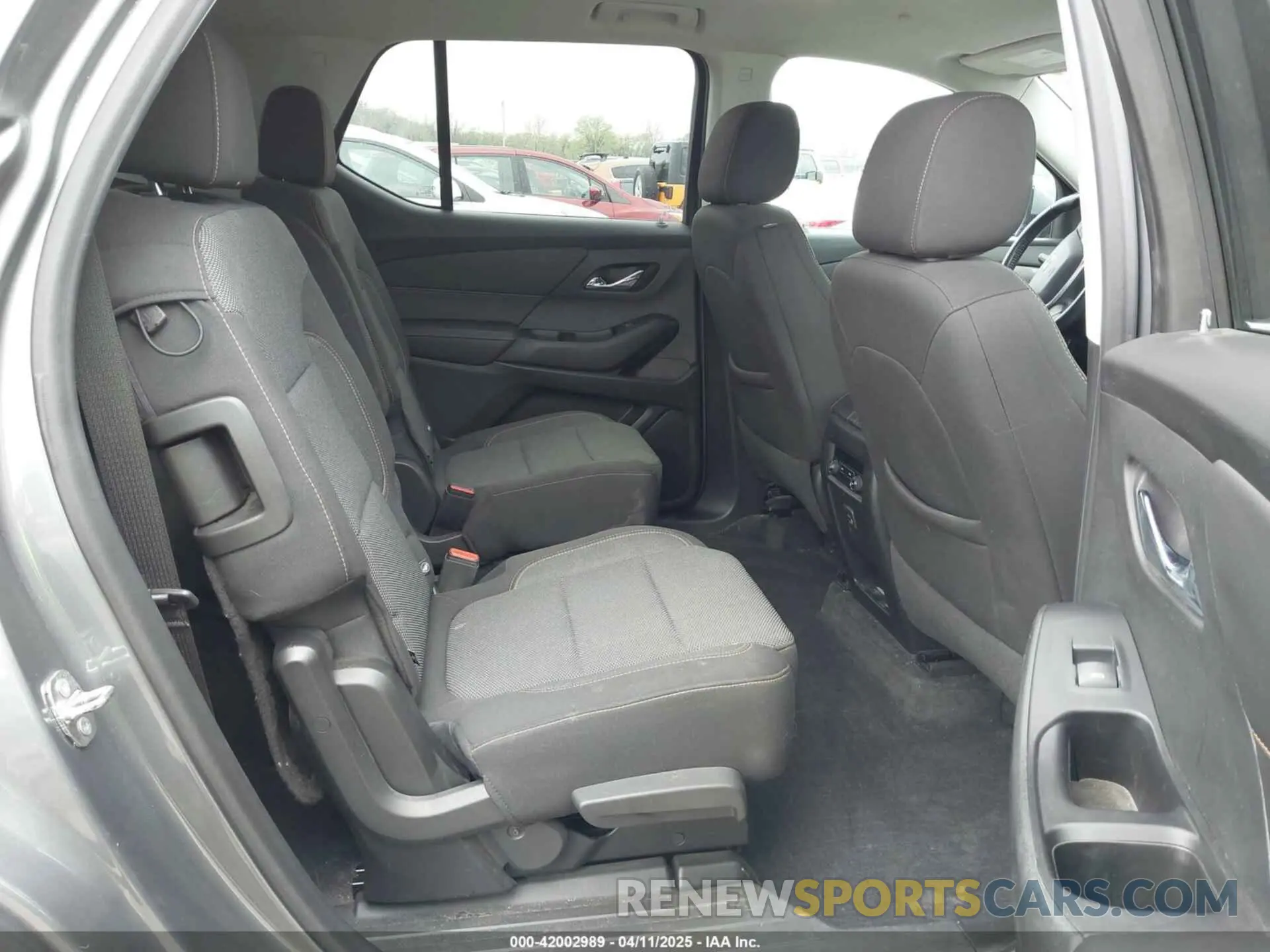 8 Photograph of a damaged car 1GNERGKW3LJ249792 CHEVROLET TRAVERSE 2020