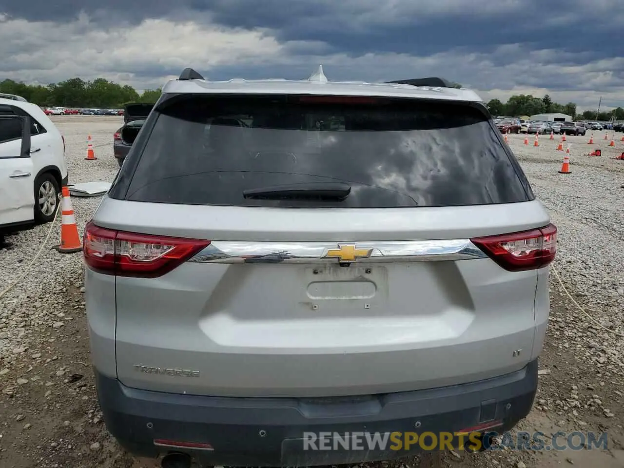 6 Photograph of a damaged car 1GNERGKW4LJ188632 CHEVROLET TRAVERSE 2020