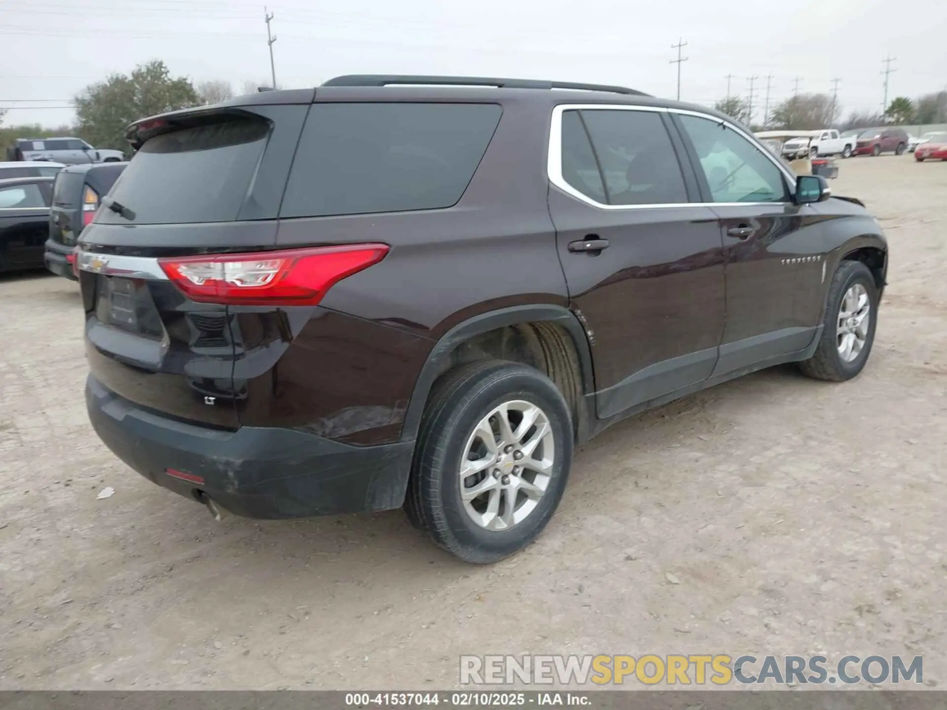 4 Photograph of a damaged car 1GNERGKW4LJ242396 CHEVROLET TRAVERSE 2020
