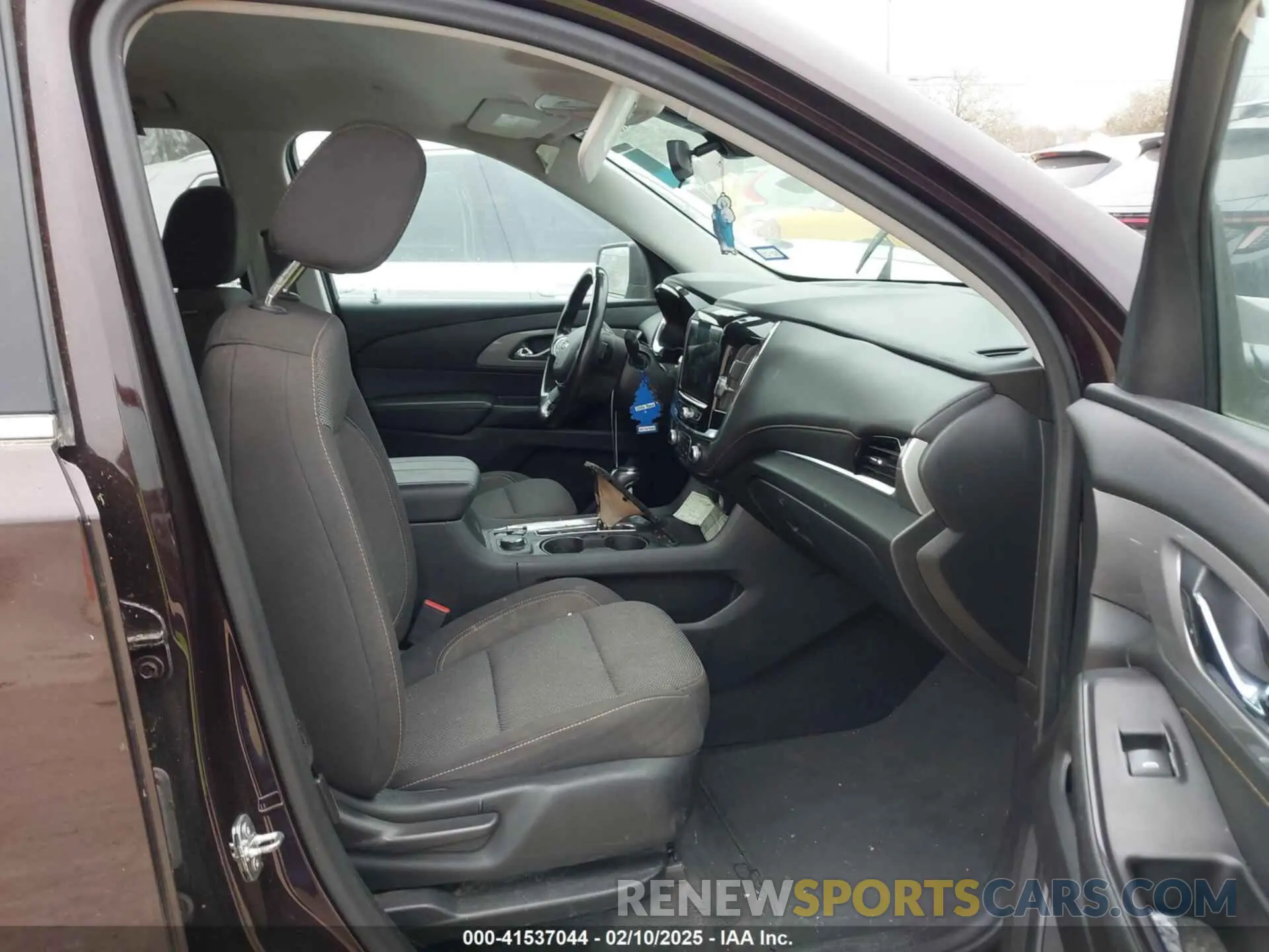 5 Photograph of a damaged car 1GNERGKW4LJ242396 CHEVROLET TRAVERSE 2020