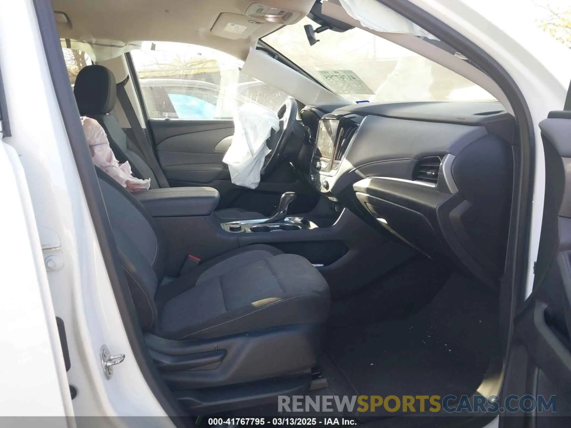 5 Photograph of a damaged car 1GNERGKW4LJ246870 CHEVROLET TRAVERSE 2020