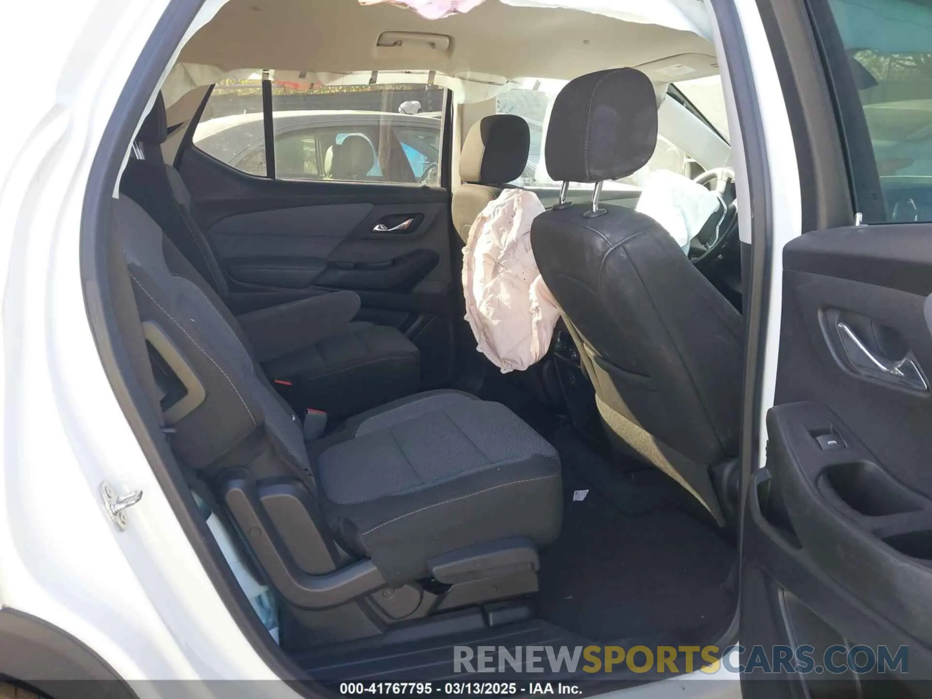 8 Photograph of a damaged car 1GNERGKW4LJ246870 CHEVROLET TRAVERSE 2020