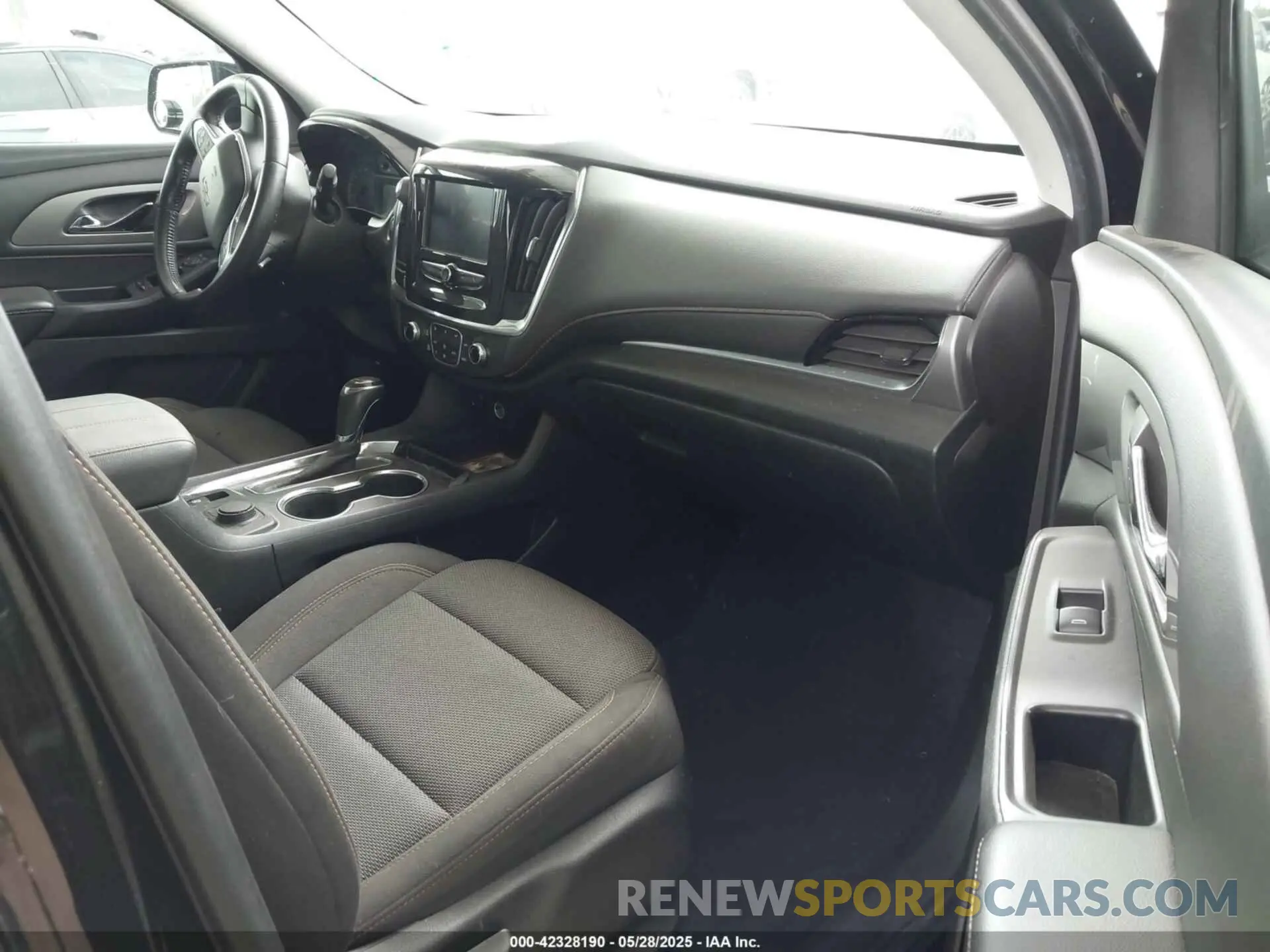 5 Photograph of a damaged car 1GNERGKW5LJ156580 CHEVROLET TRAVERSE 2020