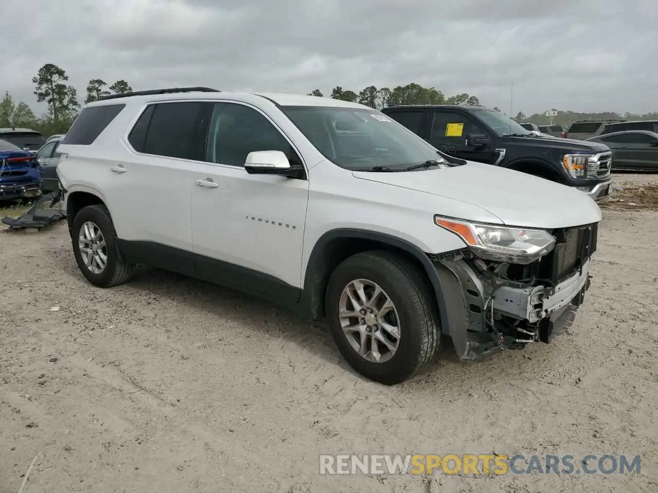 4 Photograph of a damaged car 1GNERGKW5LJ201095 CHEVROLET TRAVERSE 2020