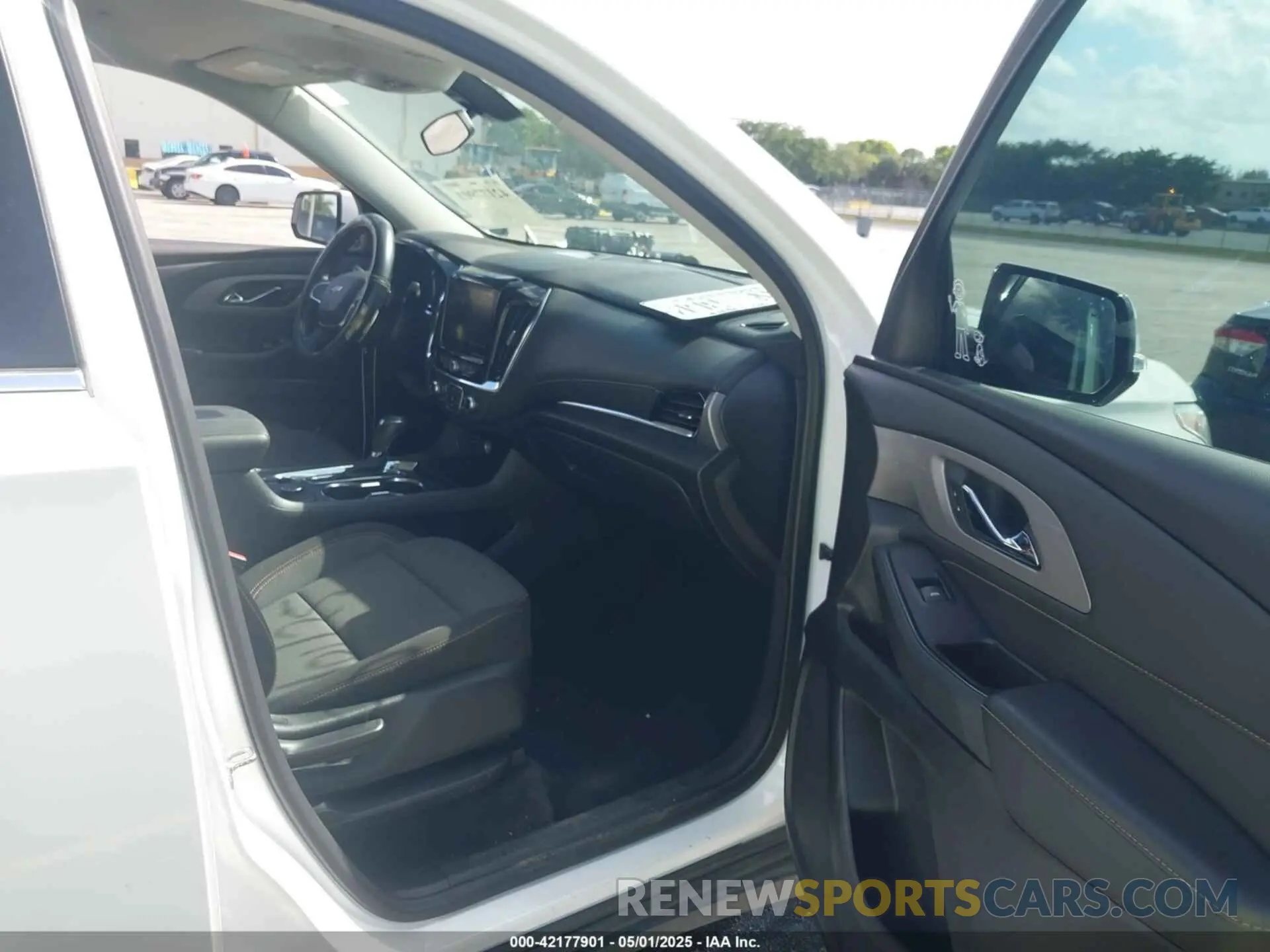 5 Photograph of a damaged car 1GNERGKW5LJ240737 CHEVROLET TRAVERSE 2020