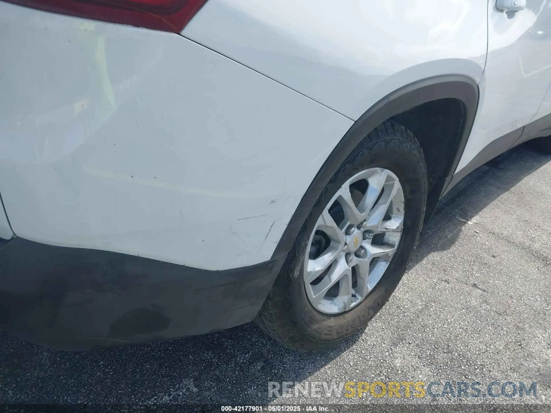 6 Photograph of a damaged car 1GNERGKW5LJ240737 CHEVROLET TRAVERSE 2020