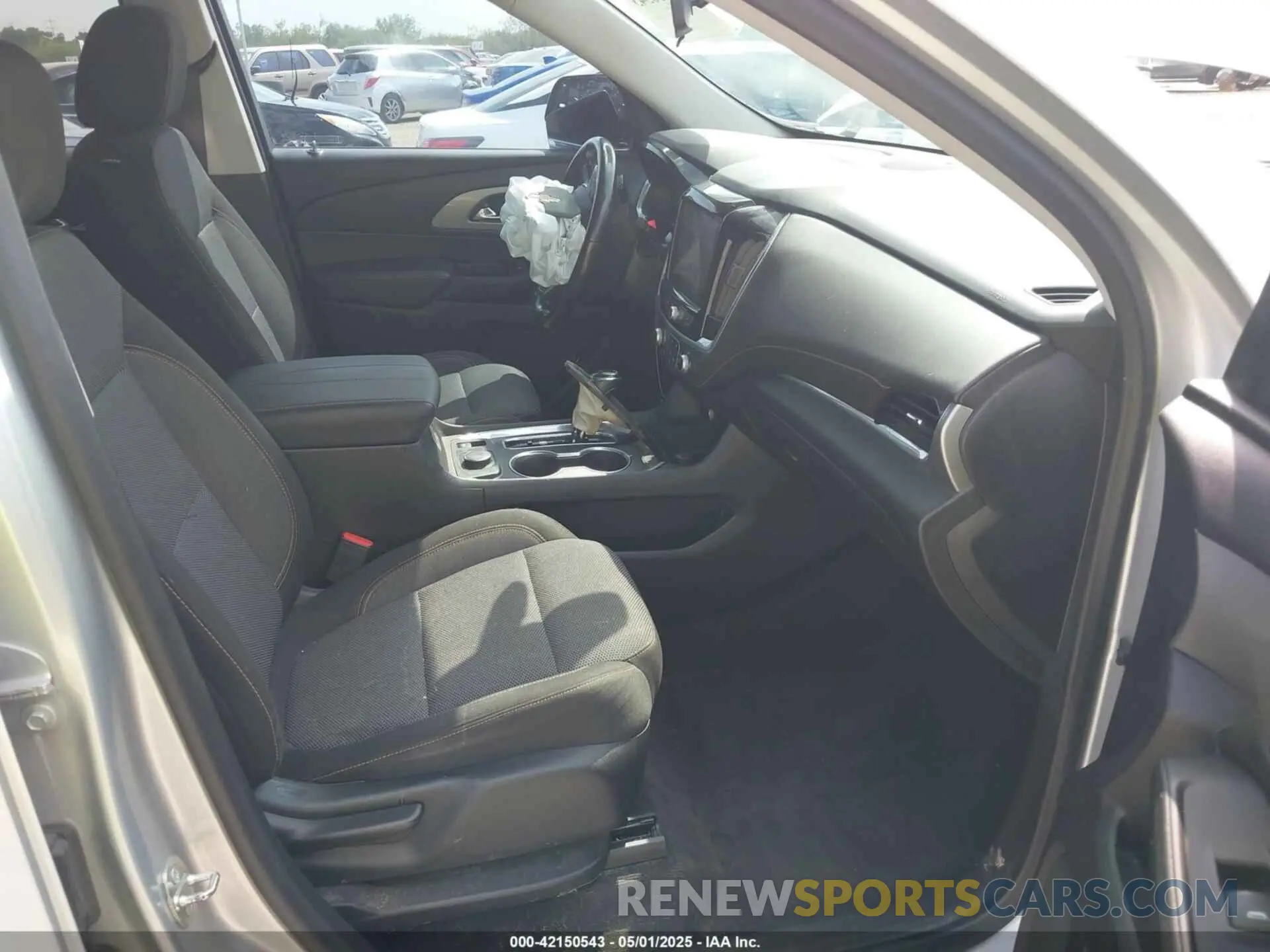 5 Photograph of a damaged car 1GNERGKW5LJ242035 CHEVROLET TRAVERSE 2020
