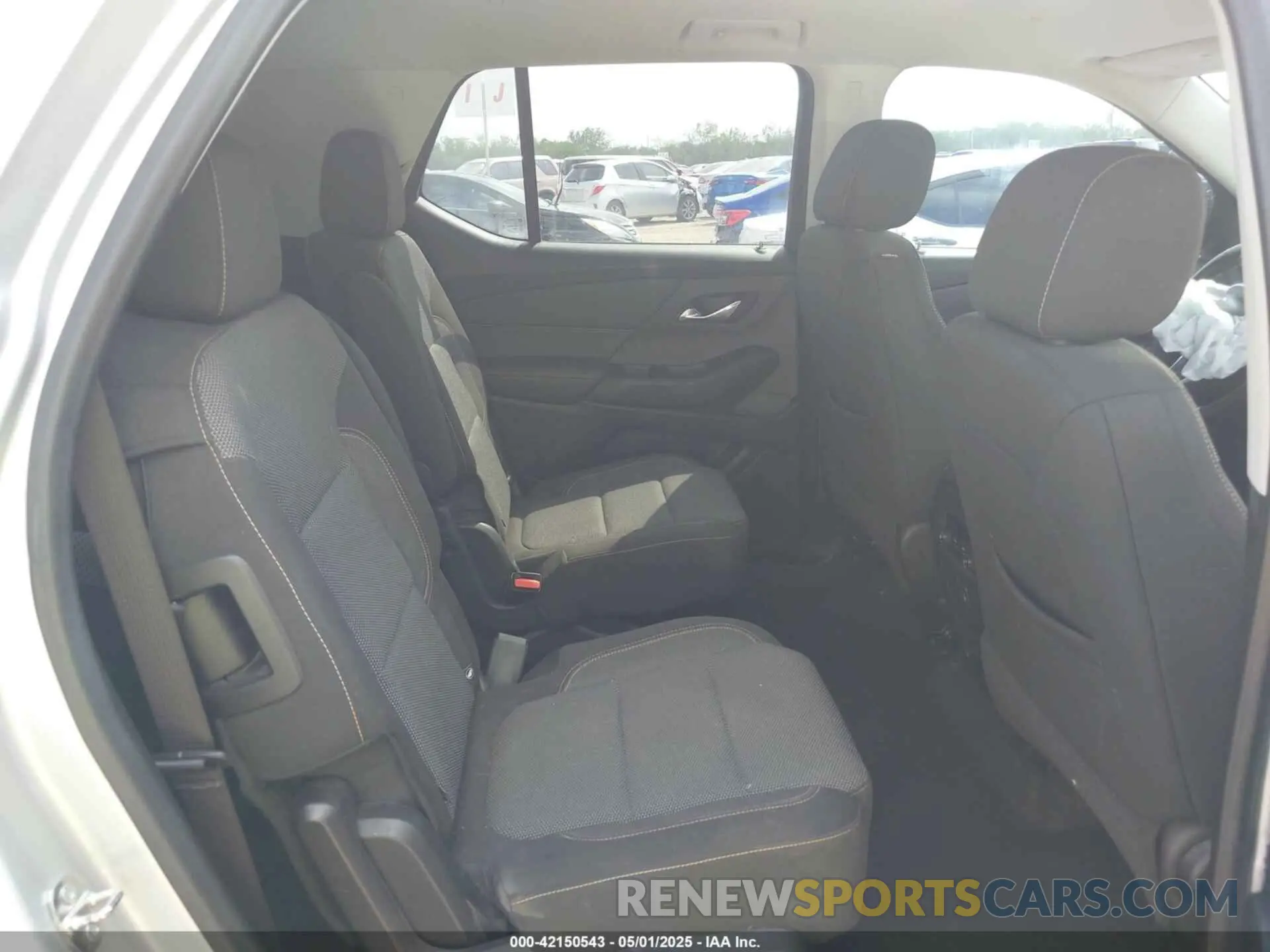 8 Photograph of a damaged car 1GNERGKW5LJ242035 CHEVROLET TRAVERSE 2020