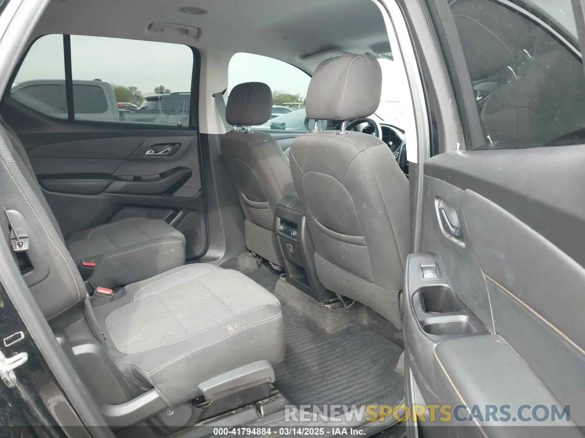 8 Photograph of a damaged car 1GNERGKW5LJ295706 CHEVROLET TRAVERSE 2020