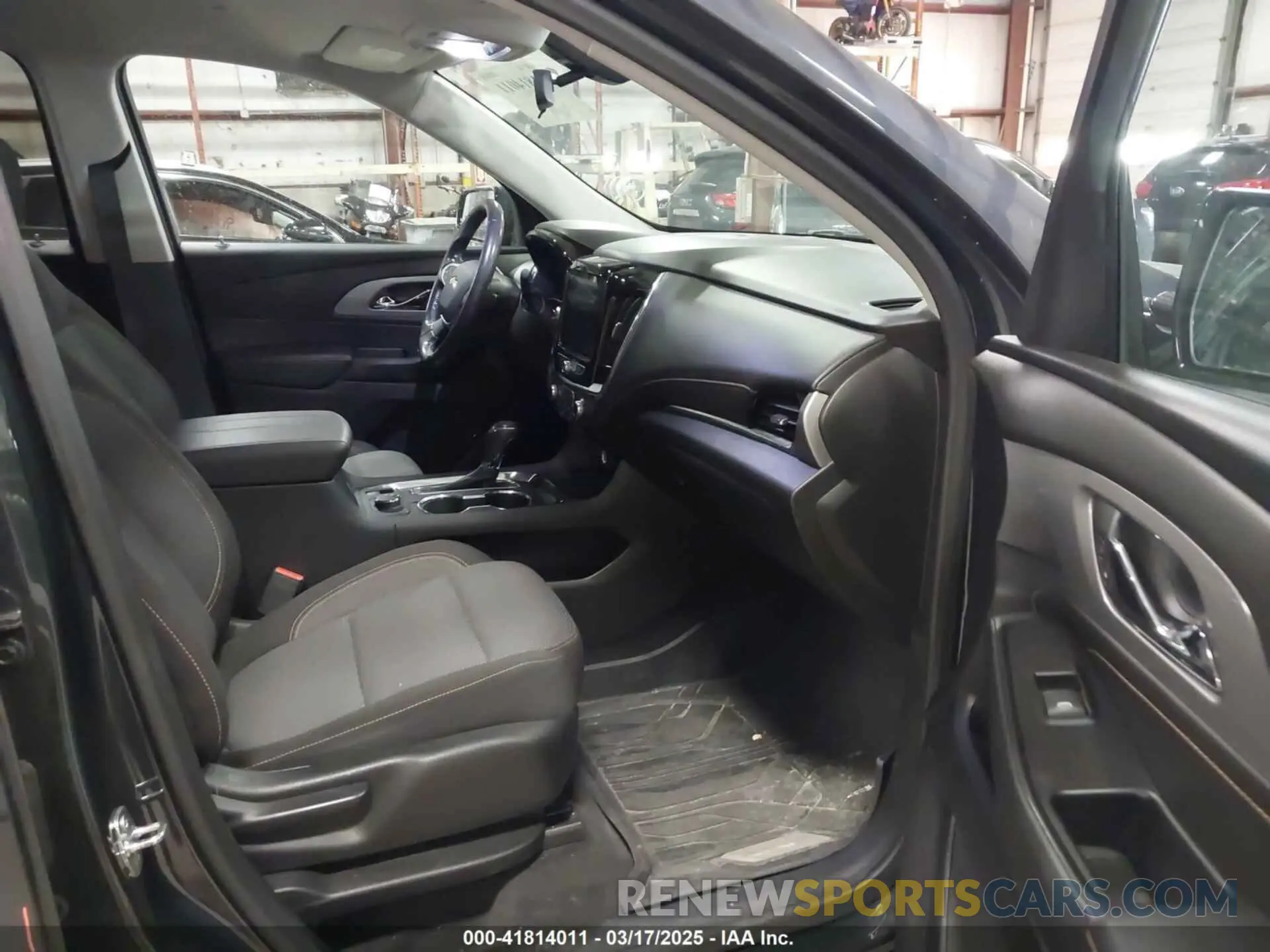 5 Photograph of a damaged car 1GNERGKW6LJ241878 CHEVROLET TRAVERSE 2020