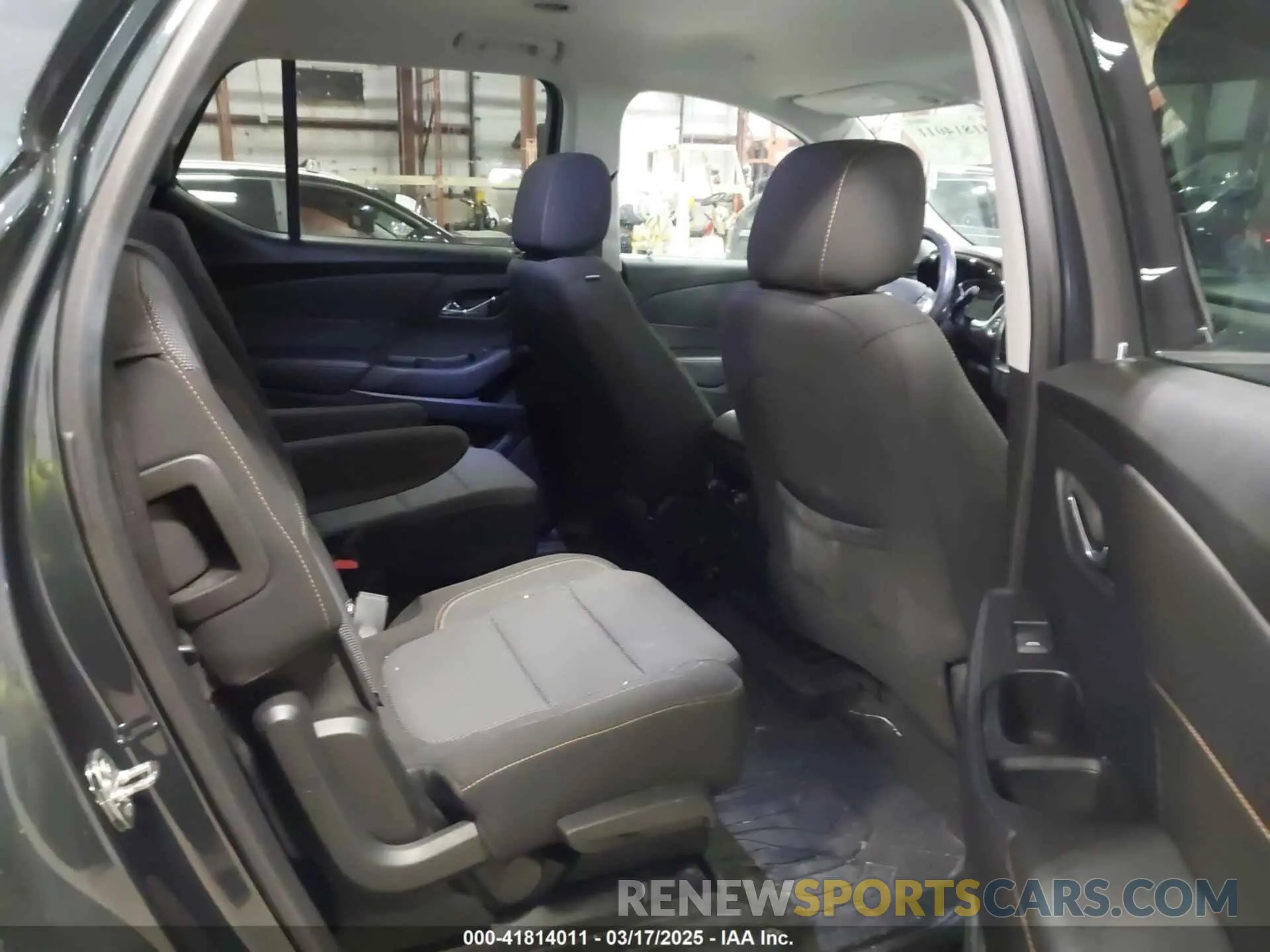 8 Photograph of a damaged car 1GNERGKW6LJ241878 CHEVROLET TRAVERSE 2020