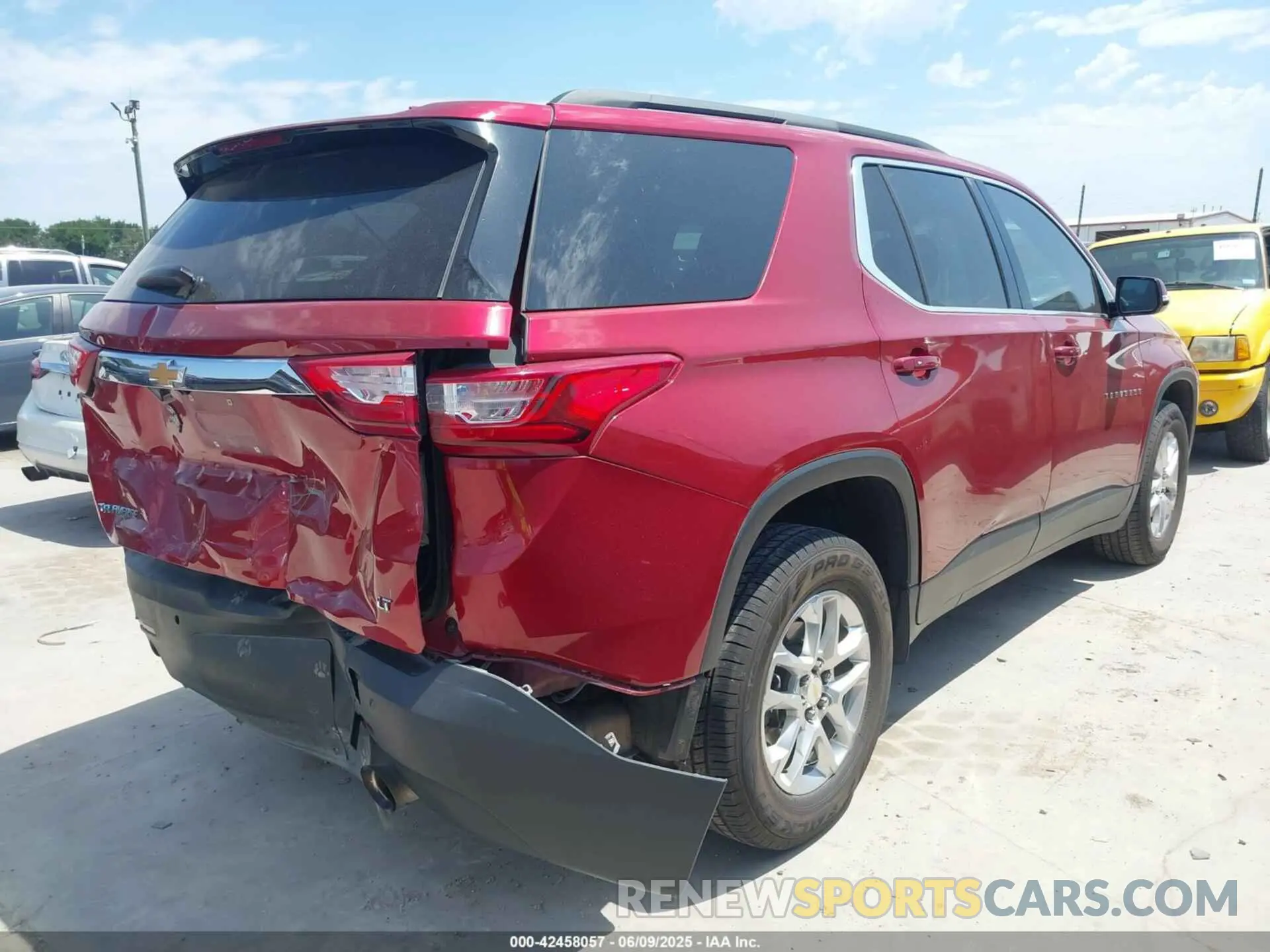 4 Photograph of a damaged car 1GNERGKW6LJ250421 CHEVROLET TRAVERSE 2020