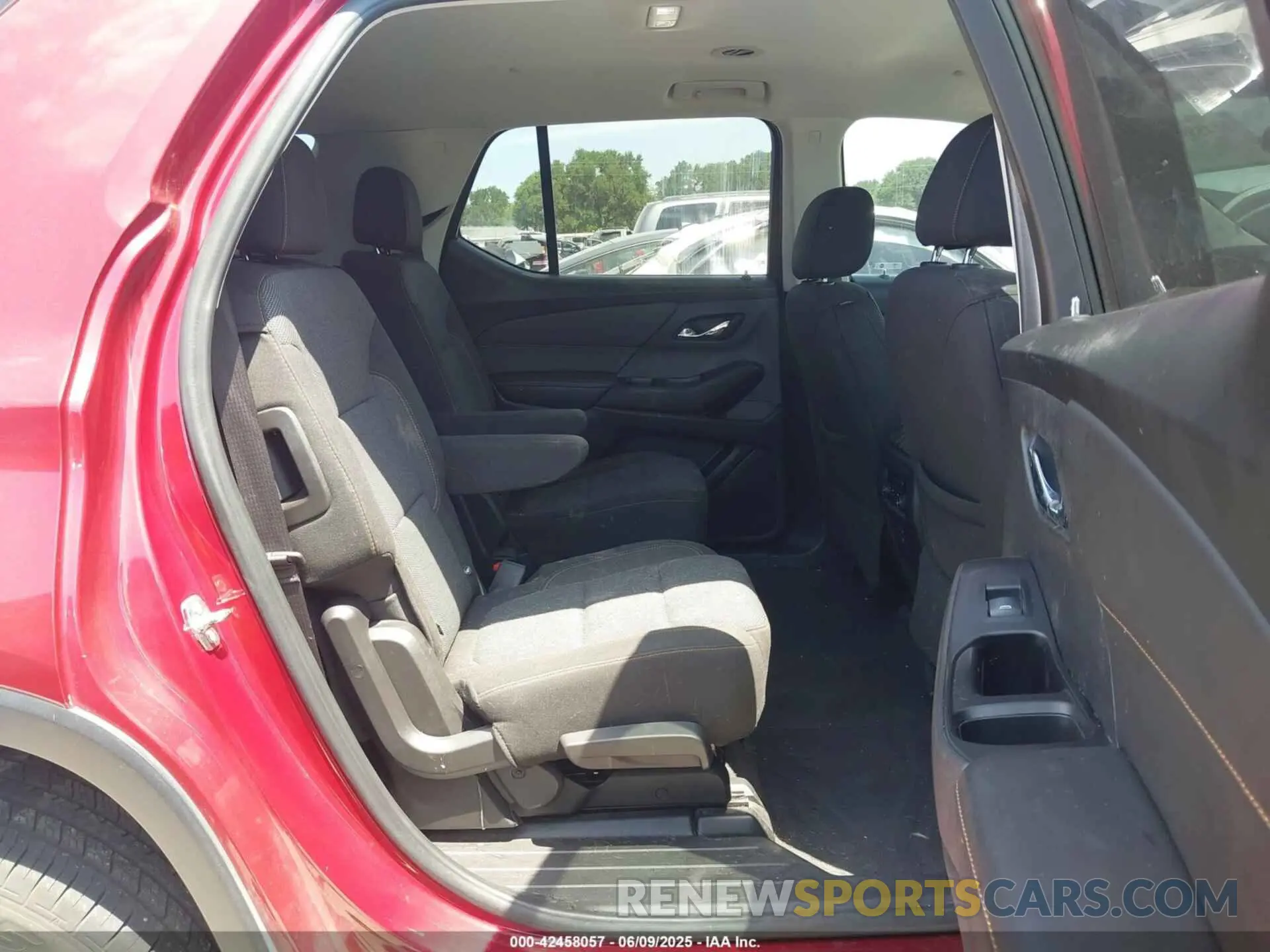 8 Photograph of a damaged car 1GNERGKW6LJ250421 CHEVROLET TRAVERSE 2020