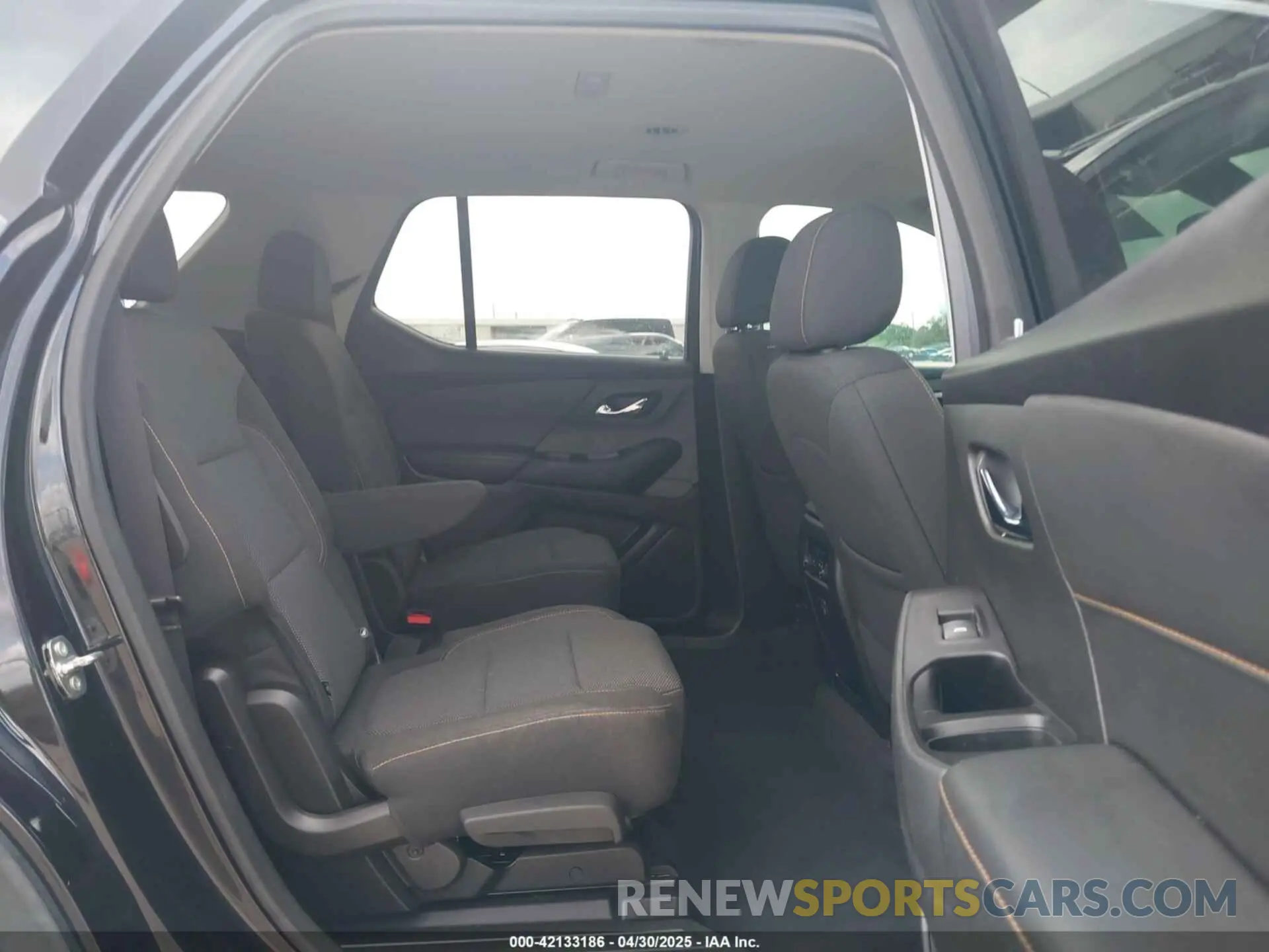 8 Photograph of a damaged car 1GNERGKW7LJ153664 CHEVROLET TRAVERSE 2020