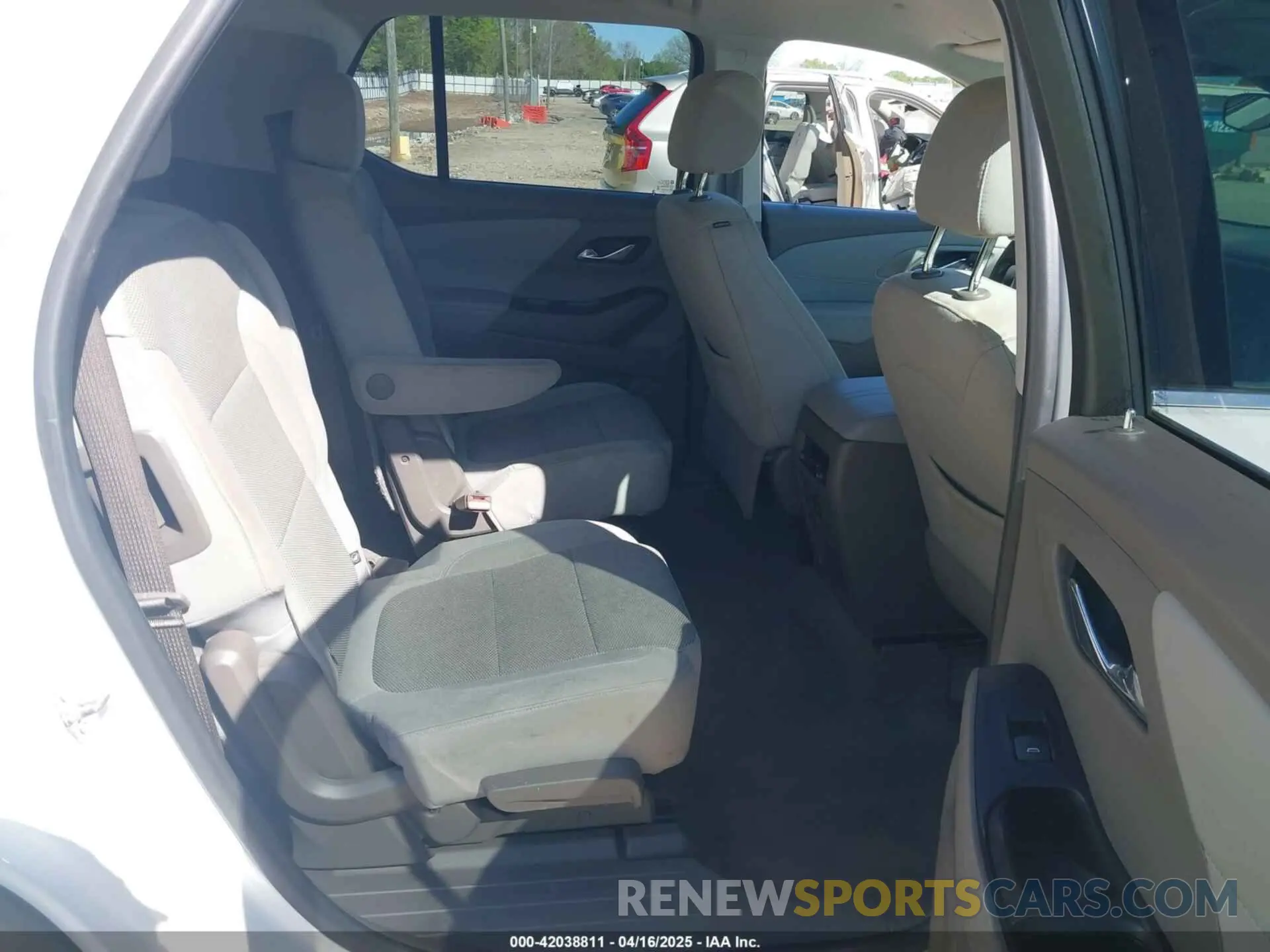 8 Photograph of a damaged car 1GNERGKW7LJ172487 CHEVROLET TRAVERSE 2020