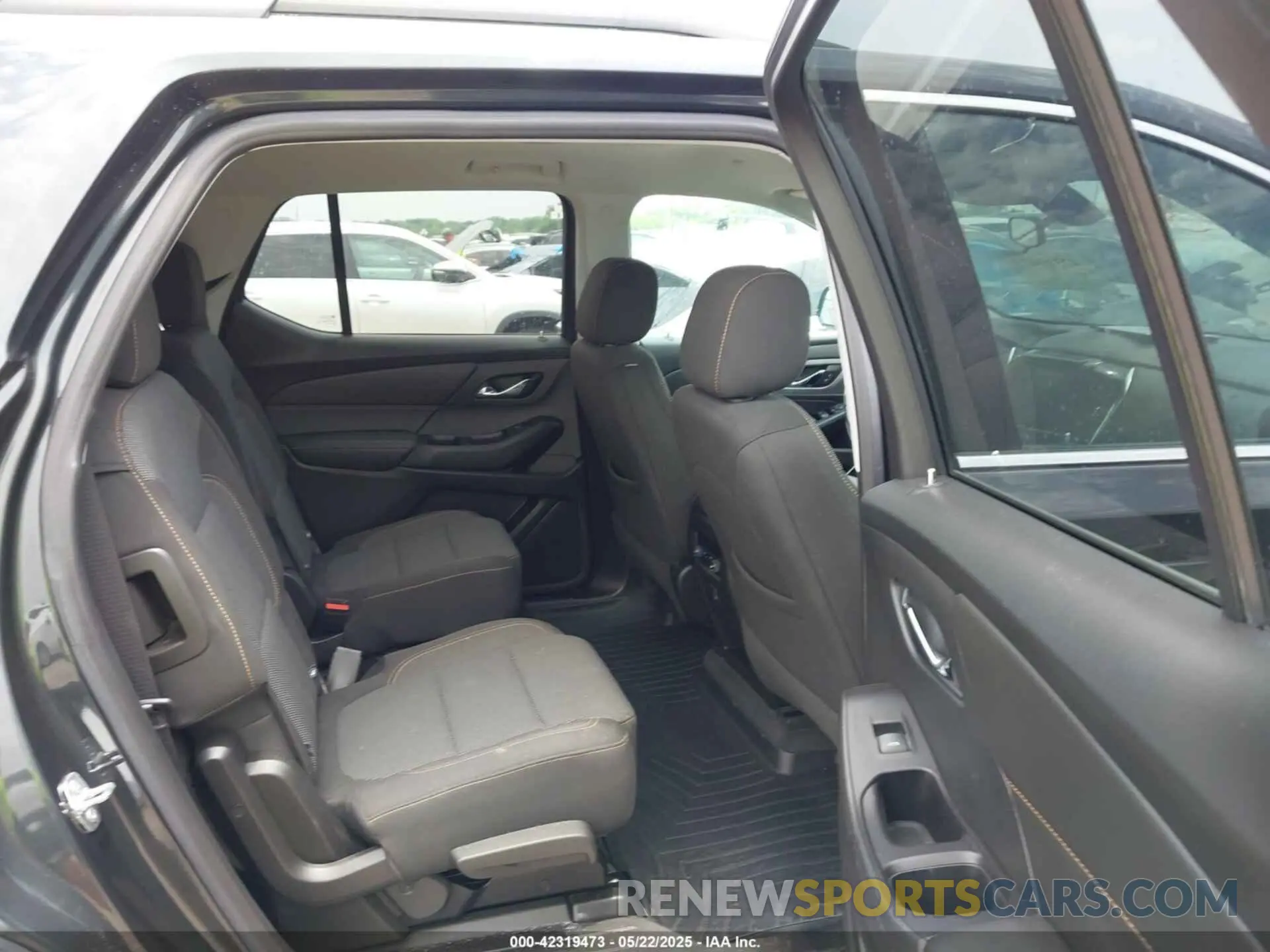 8 Photograph of a damaged car 1GNERGKW7LJ173784 CHEVROLET TRAVERSE 2020