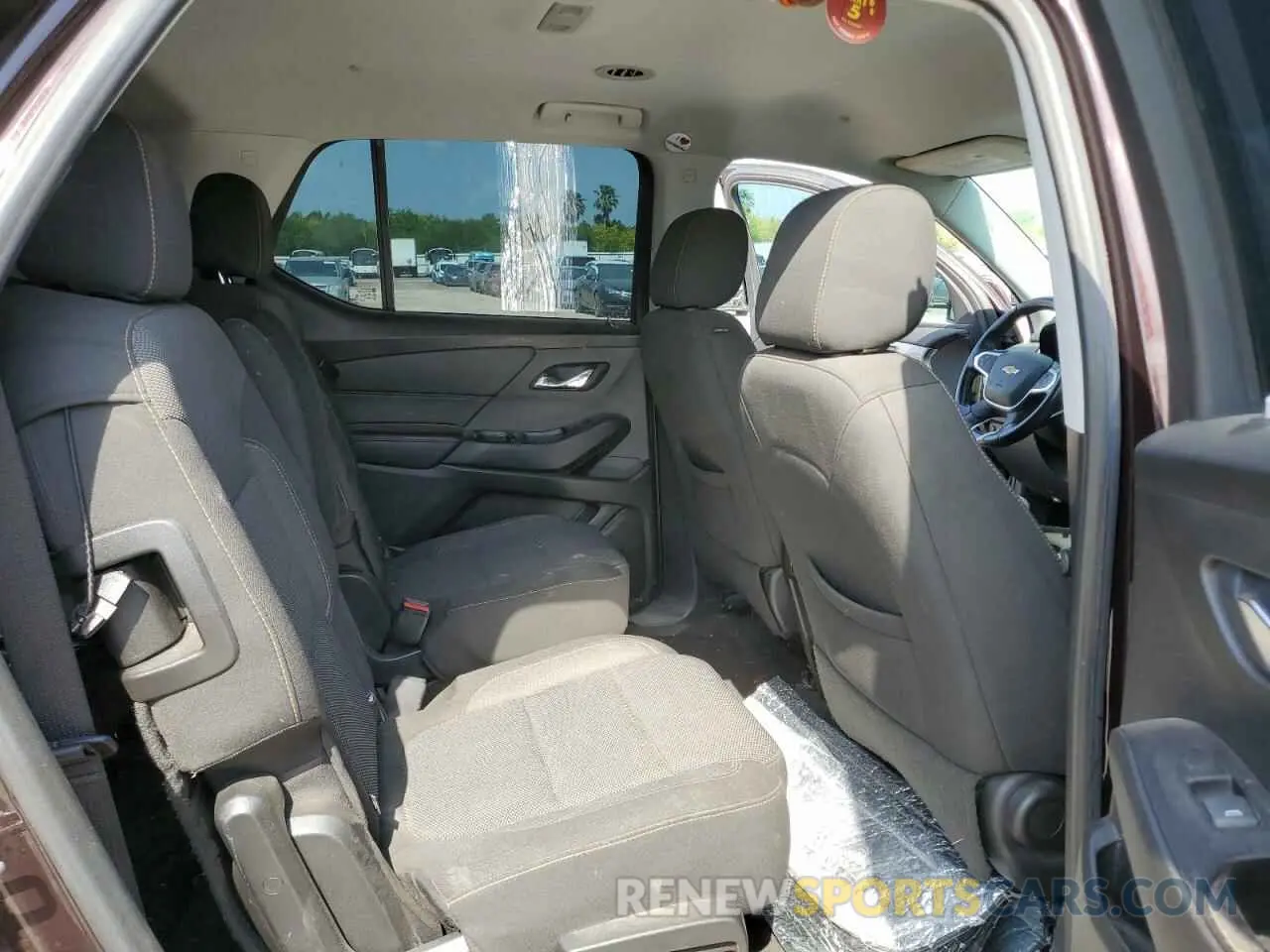 11 Photograph of a damaged car 1GNERGKW7LJ175339 CHEVROLET TRAVERSE 2020