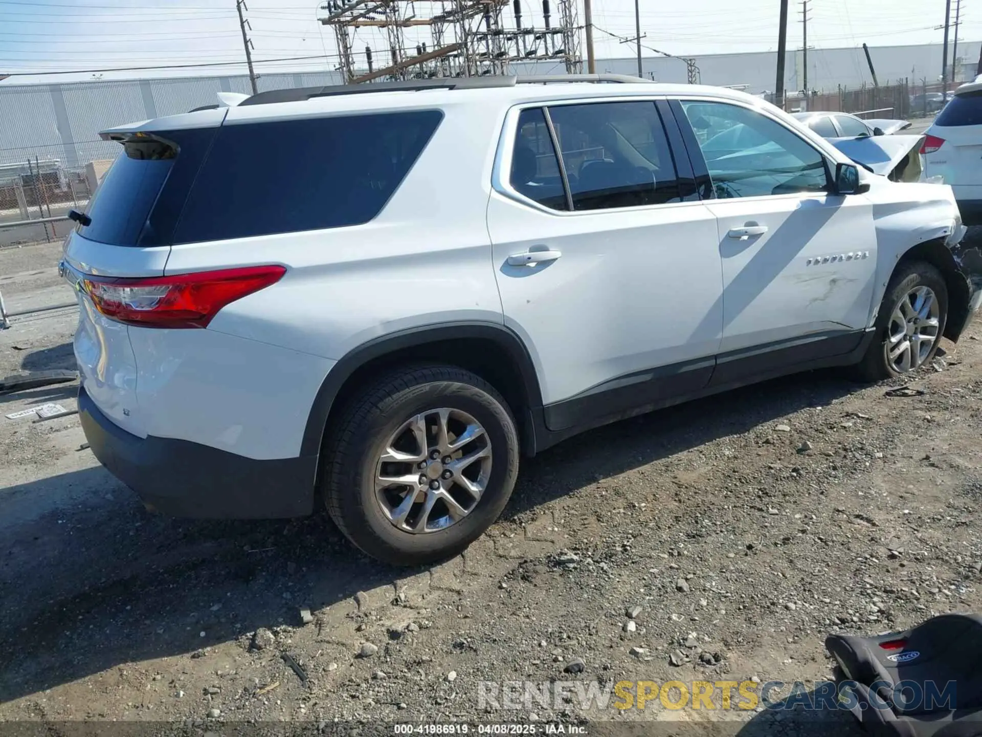 4 Photograph of a damaged car 1GNERGKW8LJ220868 CHEVROLET TRAVERSE 2020