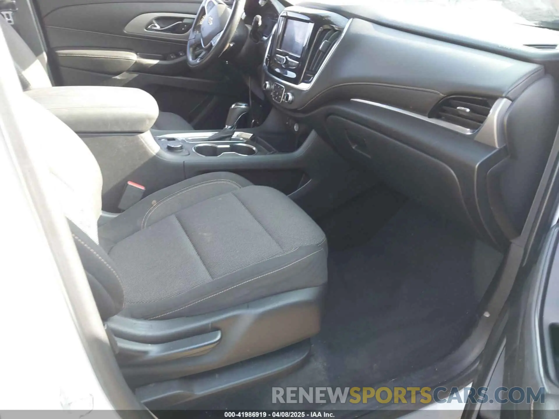 5 Photograph of a damaged car 1GNERGKW8LJ220868 CHEVROLET TRAVERSE 2020