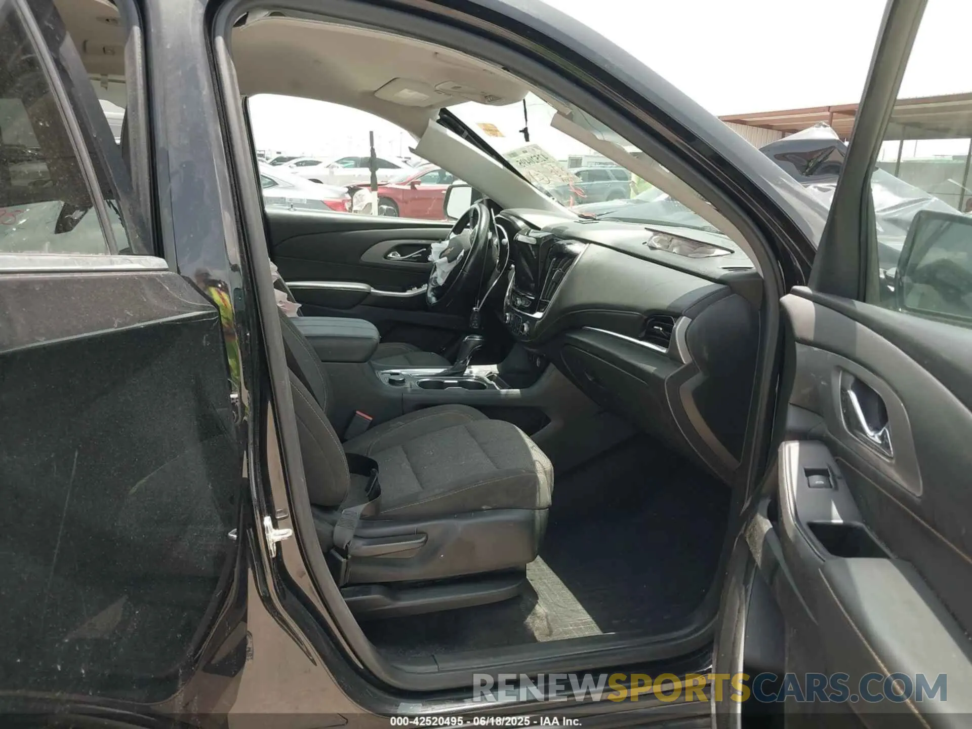 5 Photograph of a damaged car 1GNERGKW8LJ246502 CHEVROLET TRAVERSE 2020