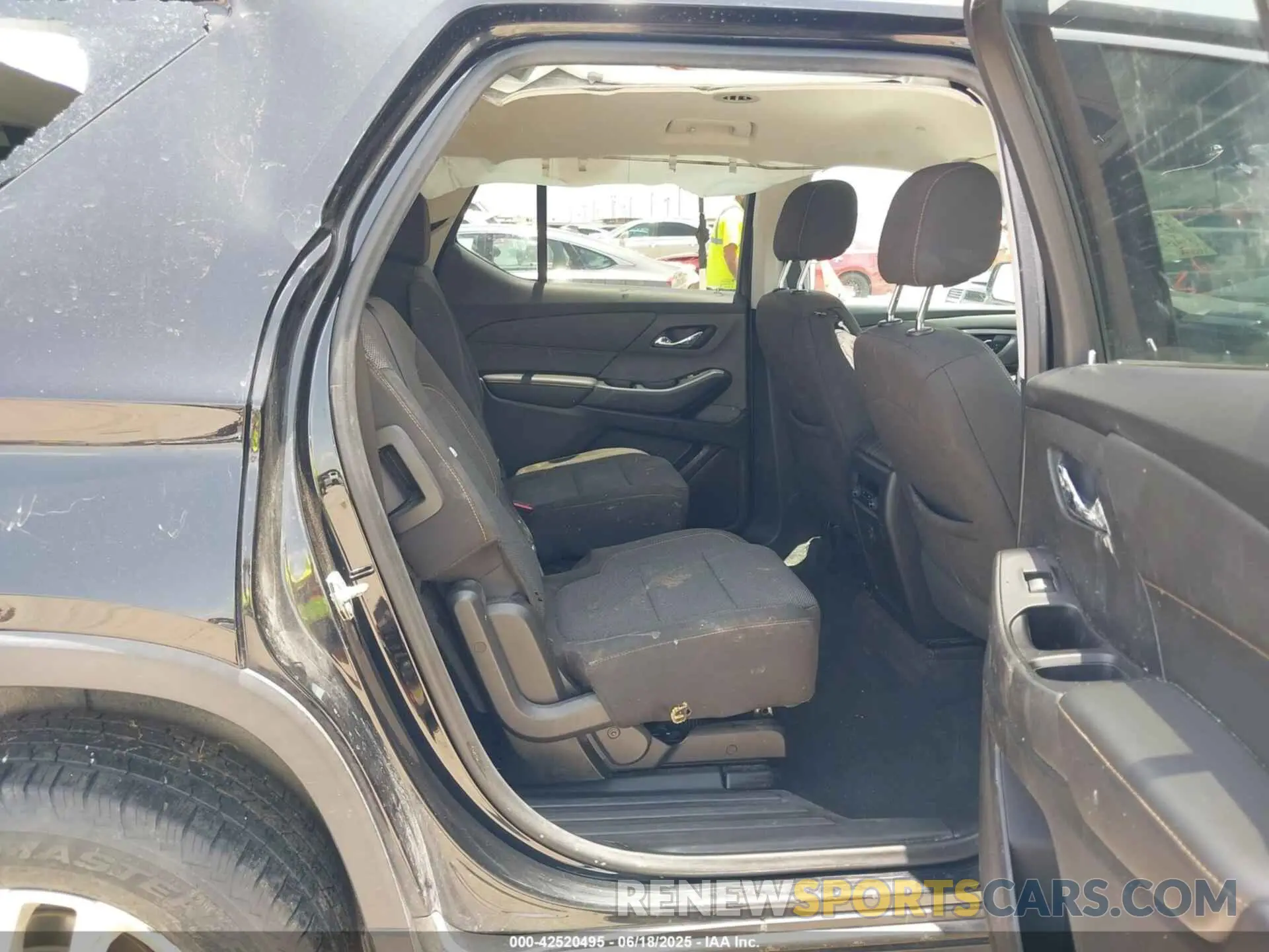 8 Photograph of a damaged car 1GNERGKW8LJ246502 CHEVROLET TRAVERSE 2020