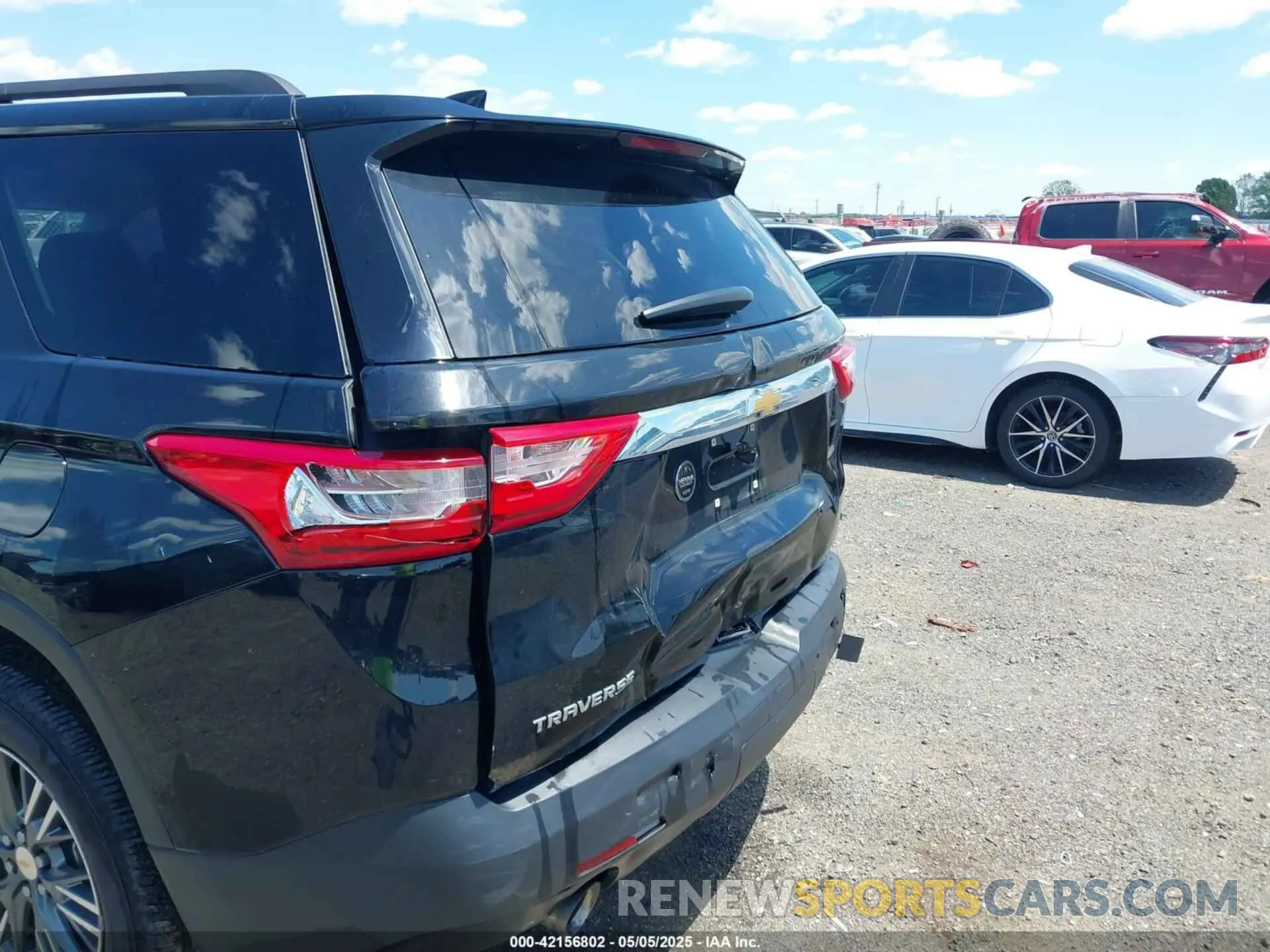 6 Photograph of a damaged car 1GNERGKW8LJ297126 CHEVROLET TRAVERSE 2020