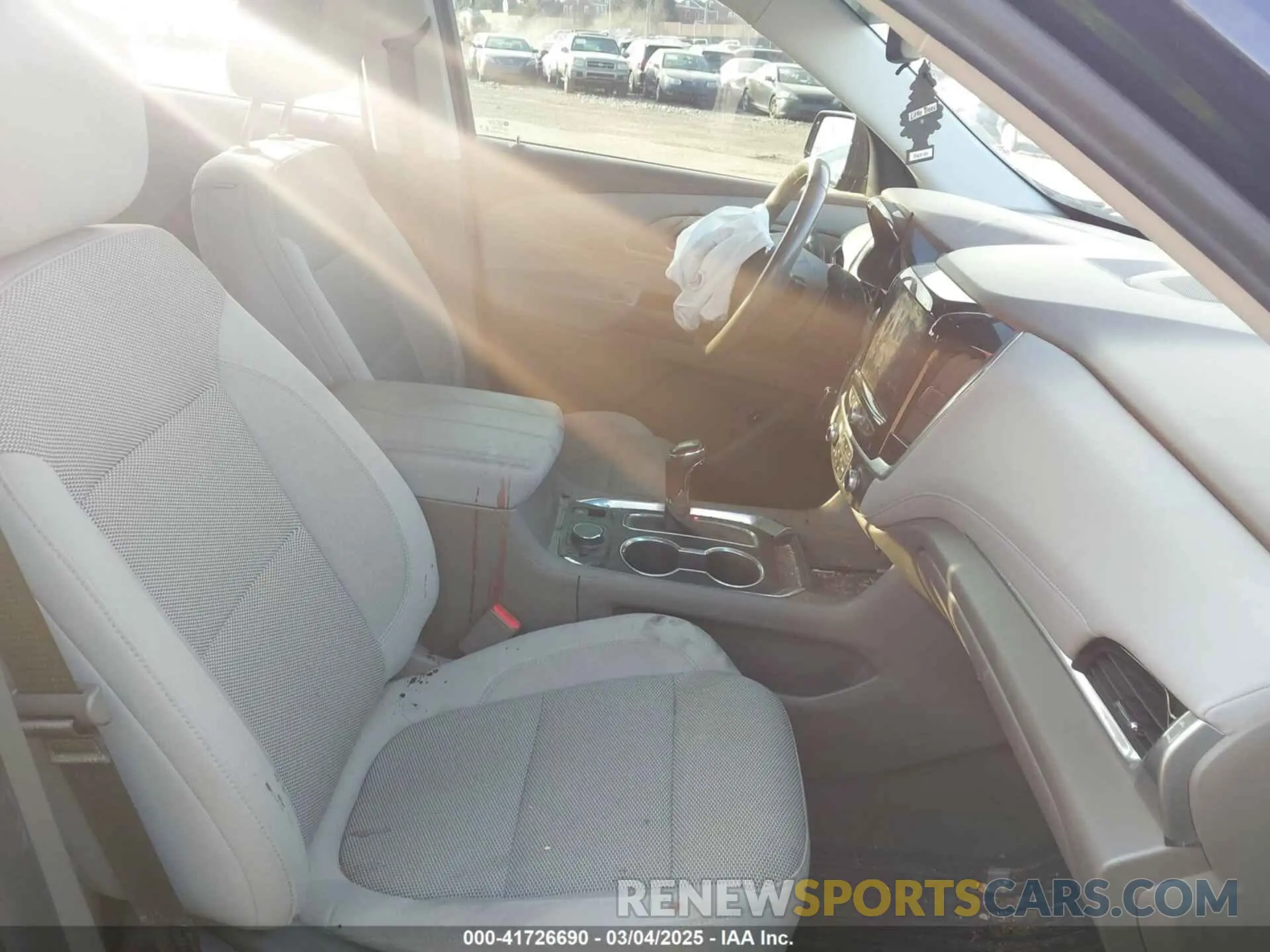 5 Photograph of a damaged car 1GNERGKW9LJ151852 CHEVROLET TRAVERSE 2020