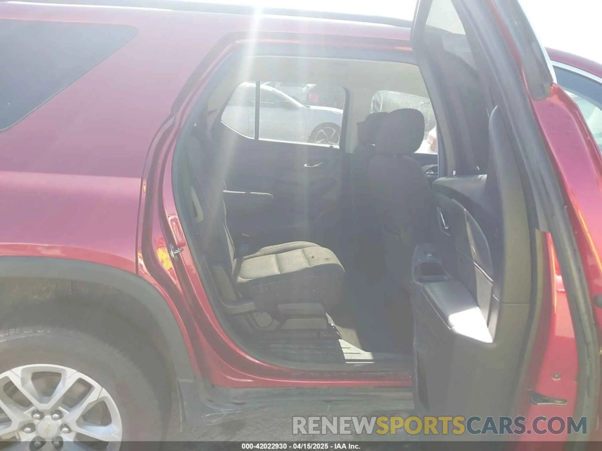 8 Photograph of a damaged car 1GNERGKW9LJ309932 CHEVROLET TRAVERSE 2020