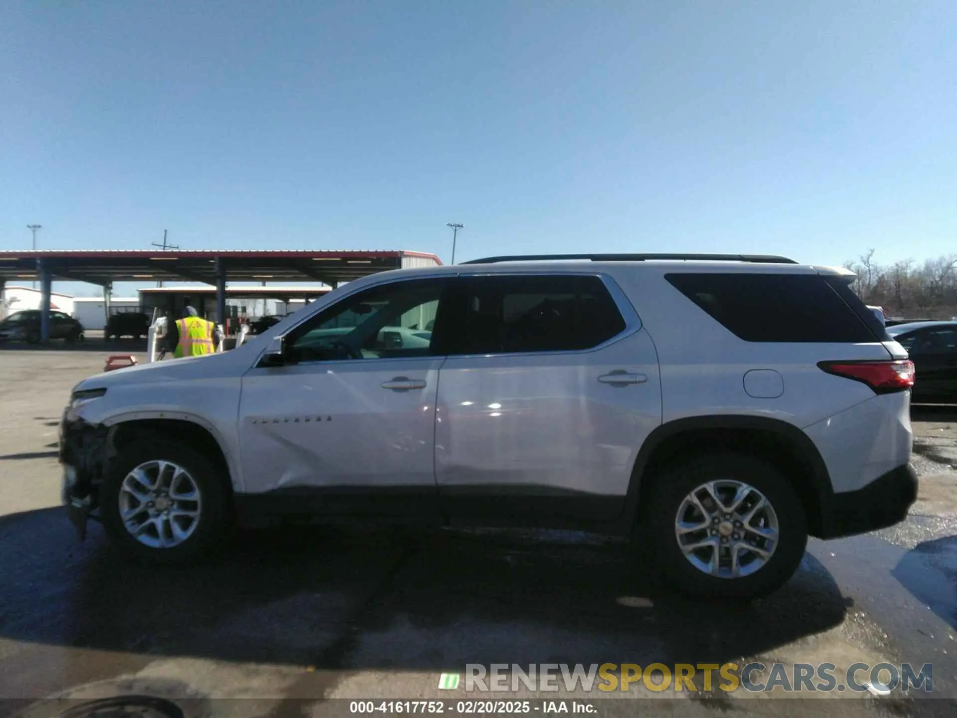 14 Photograph of a damaged car 1GNERGKWXLJ112767 CHEVROLET TRAVERSE 2020