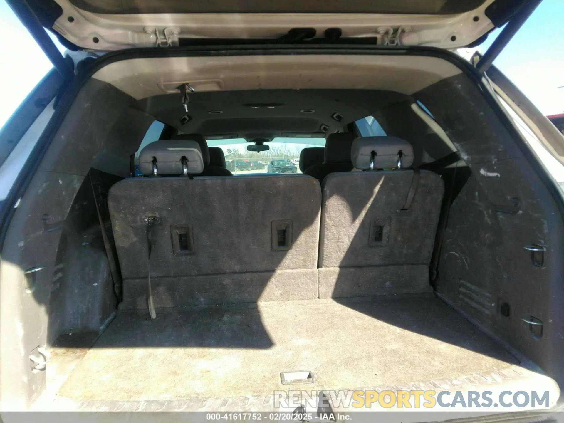 8 Photograph of a damaged car 1GNERGKWXLJ112767 CHEVROLET TRAVERSE 2020