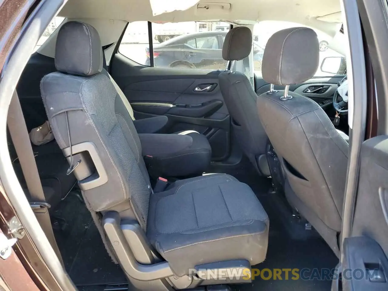 10 Photograph of a damaged car 1GNERGKWXLJ301905 CHEVROLET TRAVERSE 2020