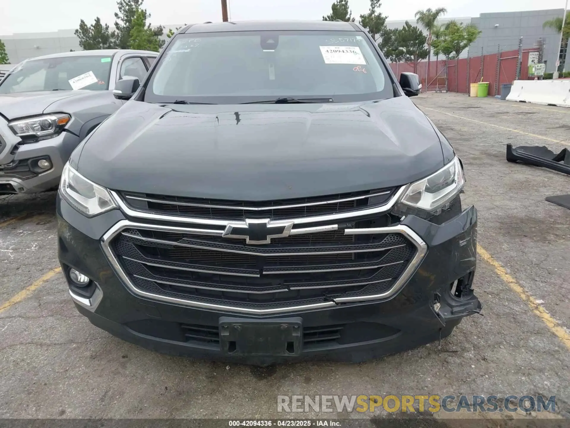 6 Photograph of a damaged car 1GNERGKWXLJ320261 CHEVROLET TRAVERSE 2020