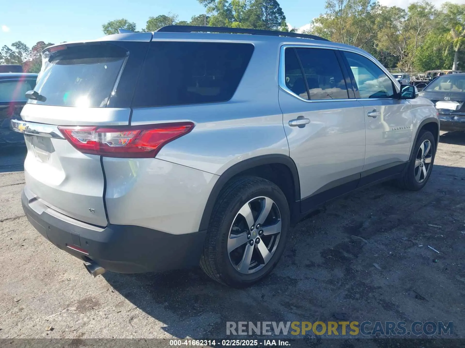 4 Photograph of a damaged car 1GNERHKW1LJ245617 CHEVROLET TRAVERSE 2020
