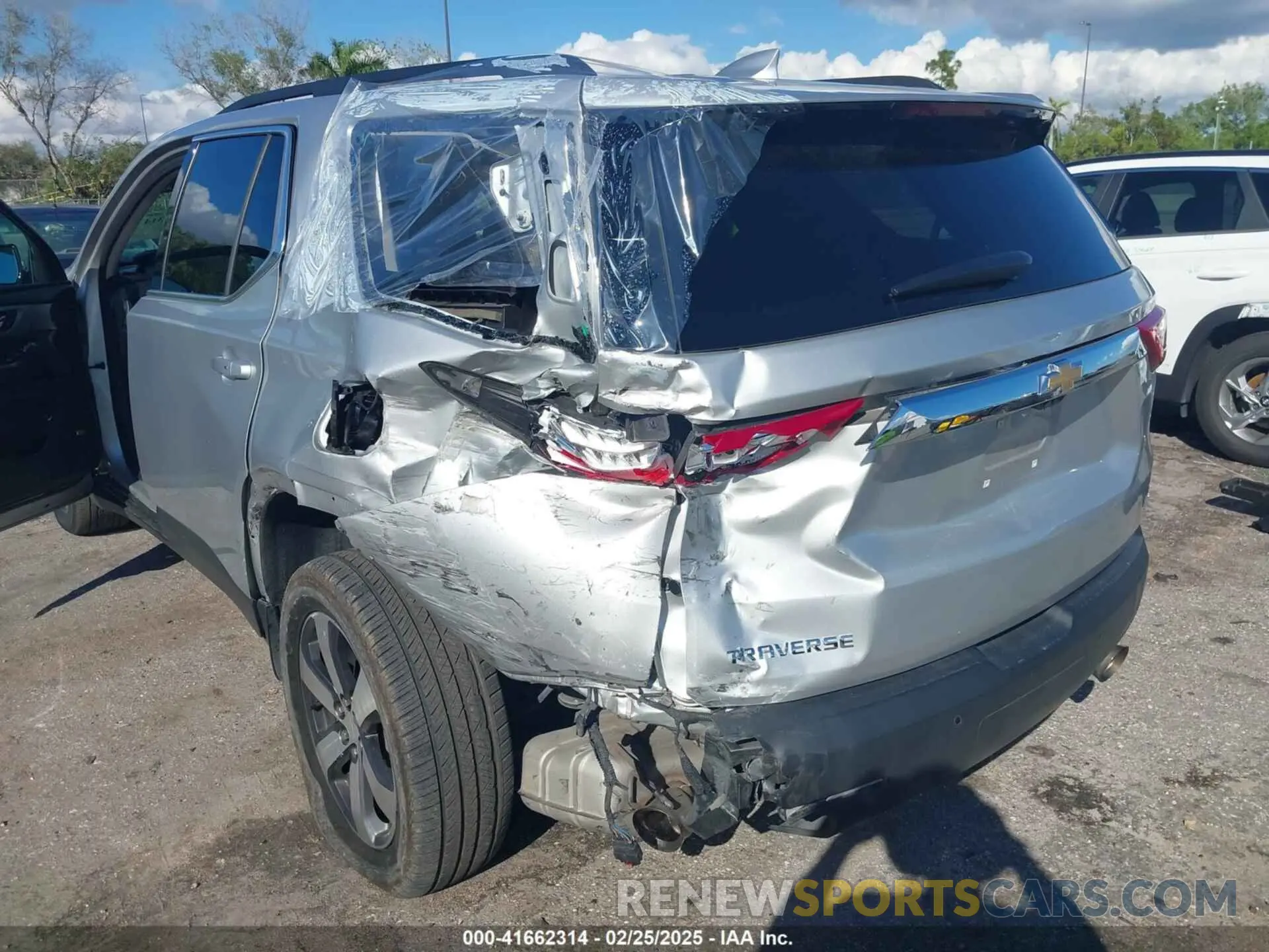 6 Photograph of a damaged car 1GNERHKW1LJ245617 CHEVROLET TRAVERSE 2020