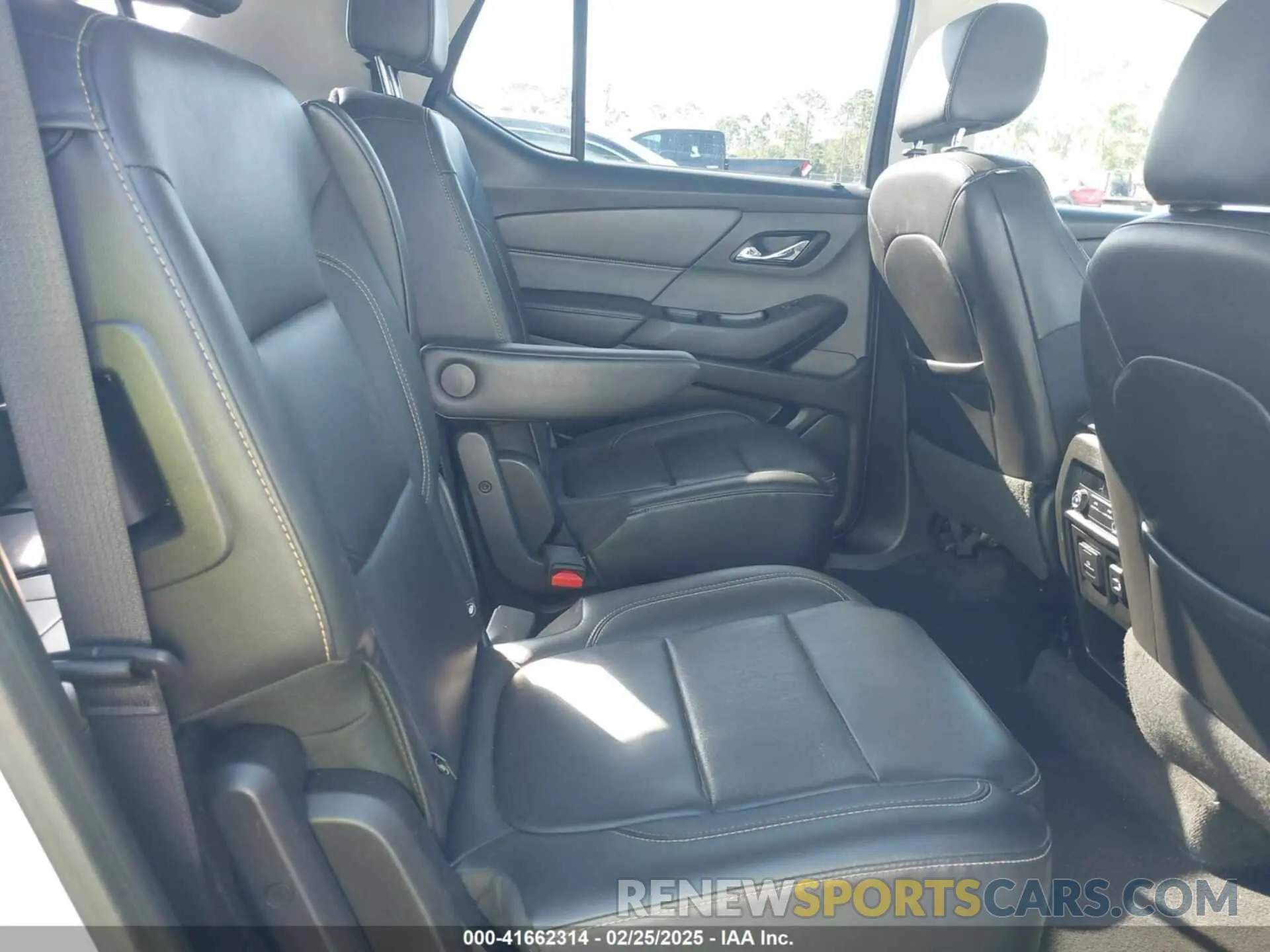 8 Photograph of a damaged car 1GNERHKW1LJ245617 CHEVROLET TRAVERSE 2020