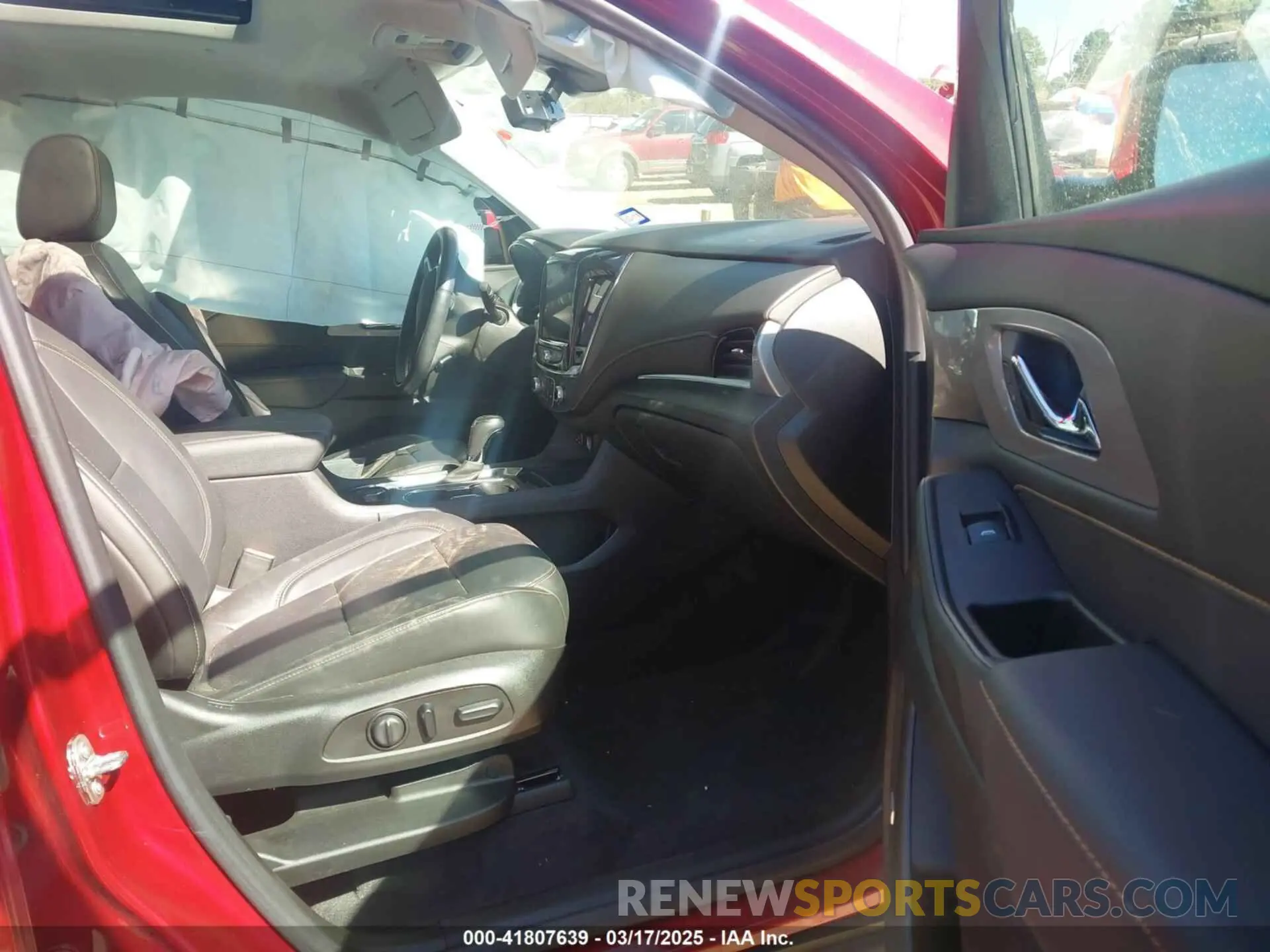 5 Photograph of a damaged car 1GNERHKW1LJ299970 CHEVROLET TRAVERSE 2020