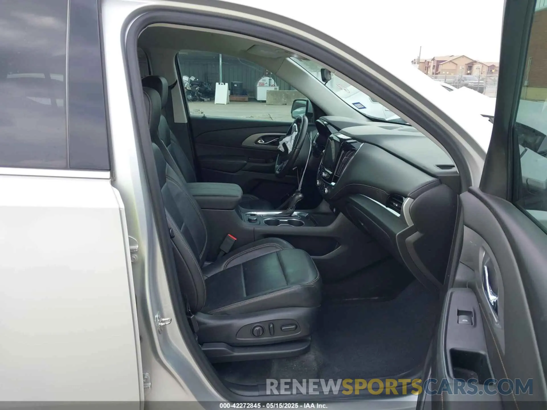 5 Photograph of a damaged car 1GNERHKW3LJ237616 CHEVROLET TRAVERSE 2020