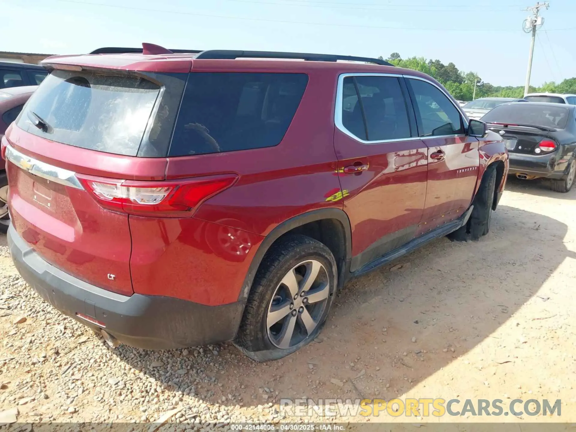 4 Photograph of a damaged car 1GNERHKW4LJ137167 CHEVROLET TRAVERSE 2020