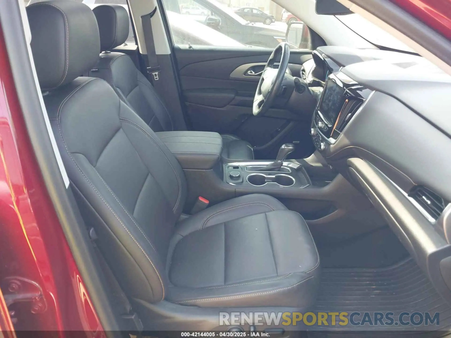 5 Photograph of a damaged car 1GNERHKW4LJ137167 CHEVROLET TRAVERSE 2020