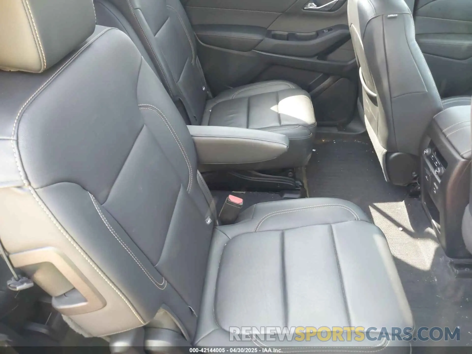 8 Photograph of a damaged car 1GNERHKW4LJ137167 CHEVROLET TRAVERSE 2020